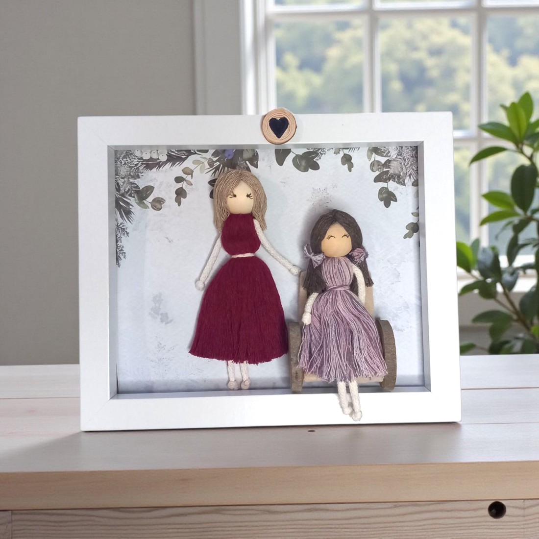 Decorațiune personalizată pentru familie într-o ramă albă - Tablou 3D realizat în tehnica macramé cu o fetiță în scaun cu rotile și mama ei -  - Artynos.ro