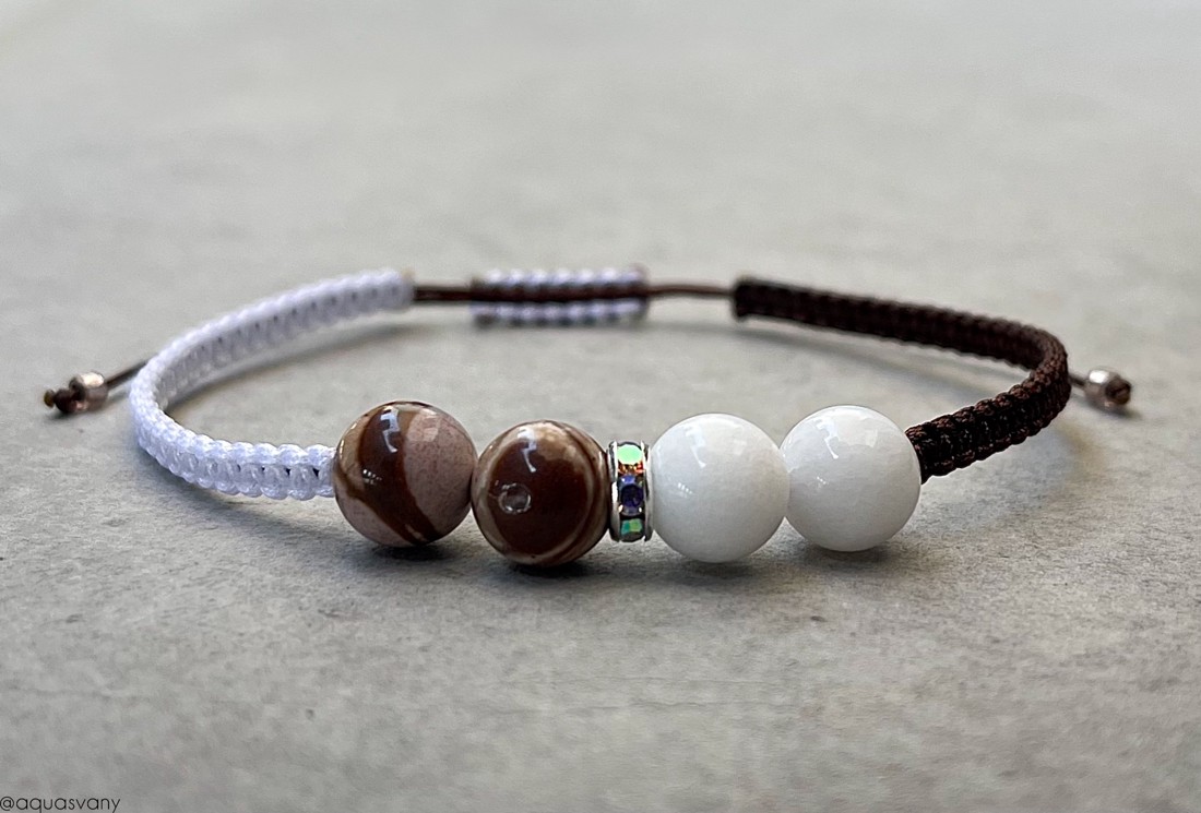 Brățară macramé din jasp cappuccino și jad alb - bijuterii - brățări - brățări împletite - Artynos.ro Brățară macramé din jasp cappuccino și jad alb - bijuterii - brățări - brățări împletite - Artynos.ro