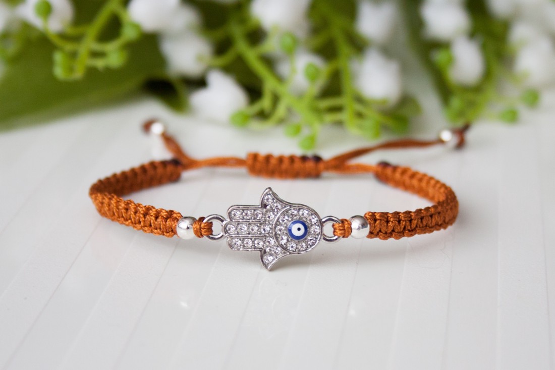 Brățară macramé împletită - mâna Fatimei - maro - bijuterii - brățări - brățară împletită, brățară din fire - Artynos.ro Brățară macramé împletită - mâna Fatimei - maro - bijuterii - brățări - brățară împletită, brățară din fire - Artynos.ro