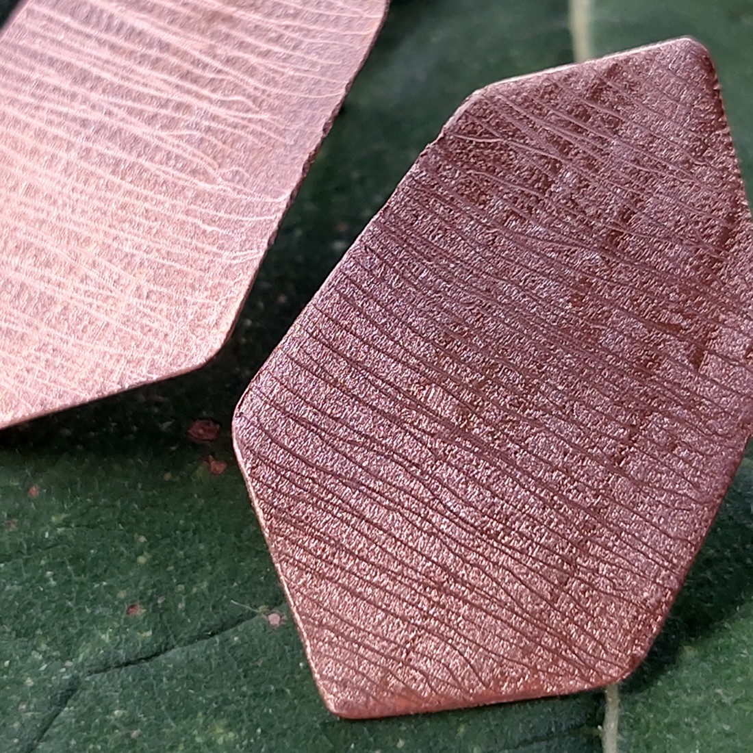 Cercei cu design minimalist din cupru -  - Artynos.ro Cercei cu design minimalist din cupru -  - Artynos.ro