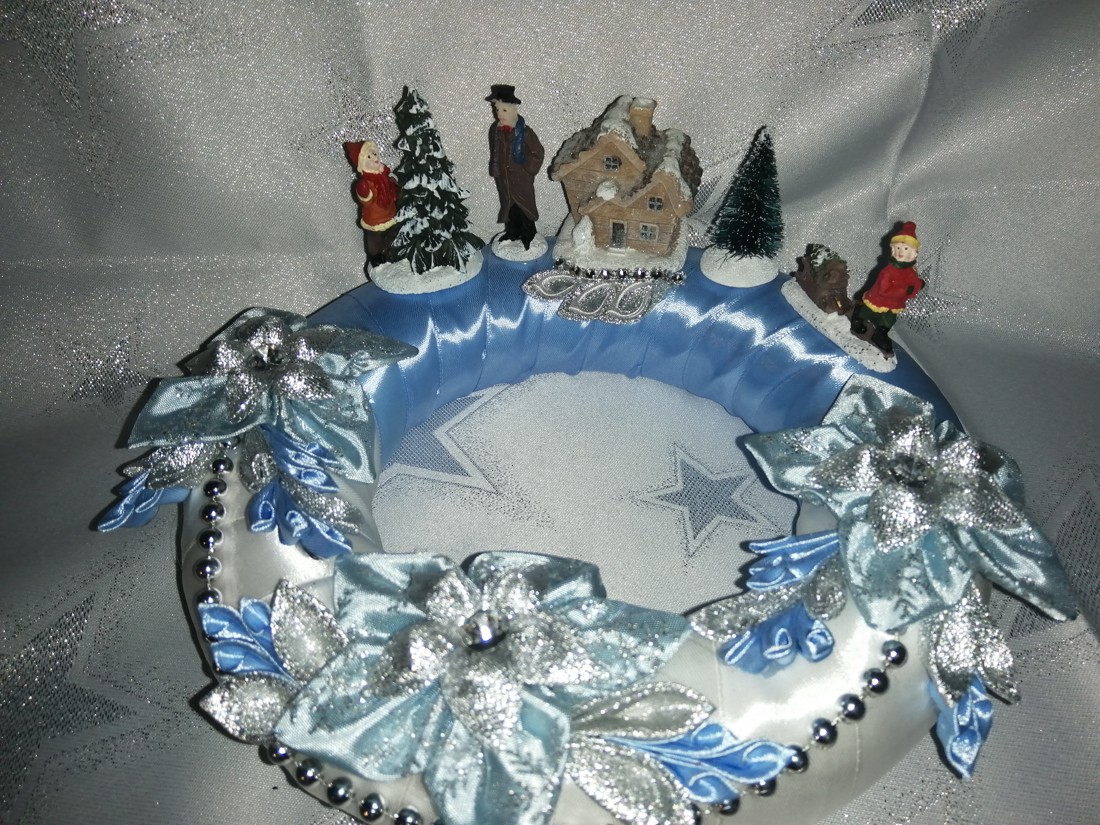 Crăciun albastru decor de masă cu cabana - crăciun - decorațiuni de crăciun de casă - decor pentru masă de crăciun - Artynos.ro Crăciun albastru decor de masă cu cabana - crăciun - decorațiuni de crăciun de casă - decor pentru masă de crăciun - Artynos.ro