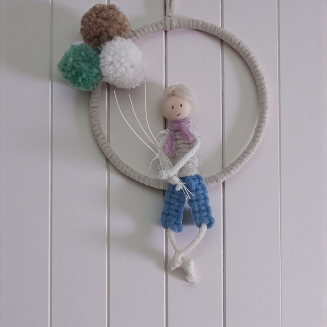 Decor de perete macramé cu balon băiat -  - Artynos.ro Decor de perete macramé cu balon băiat -  - Artynos.ro