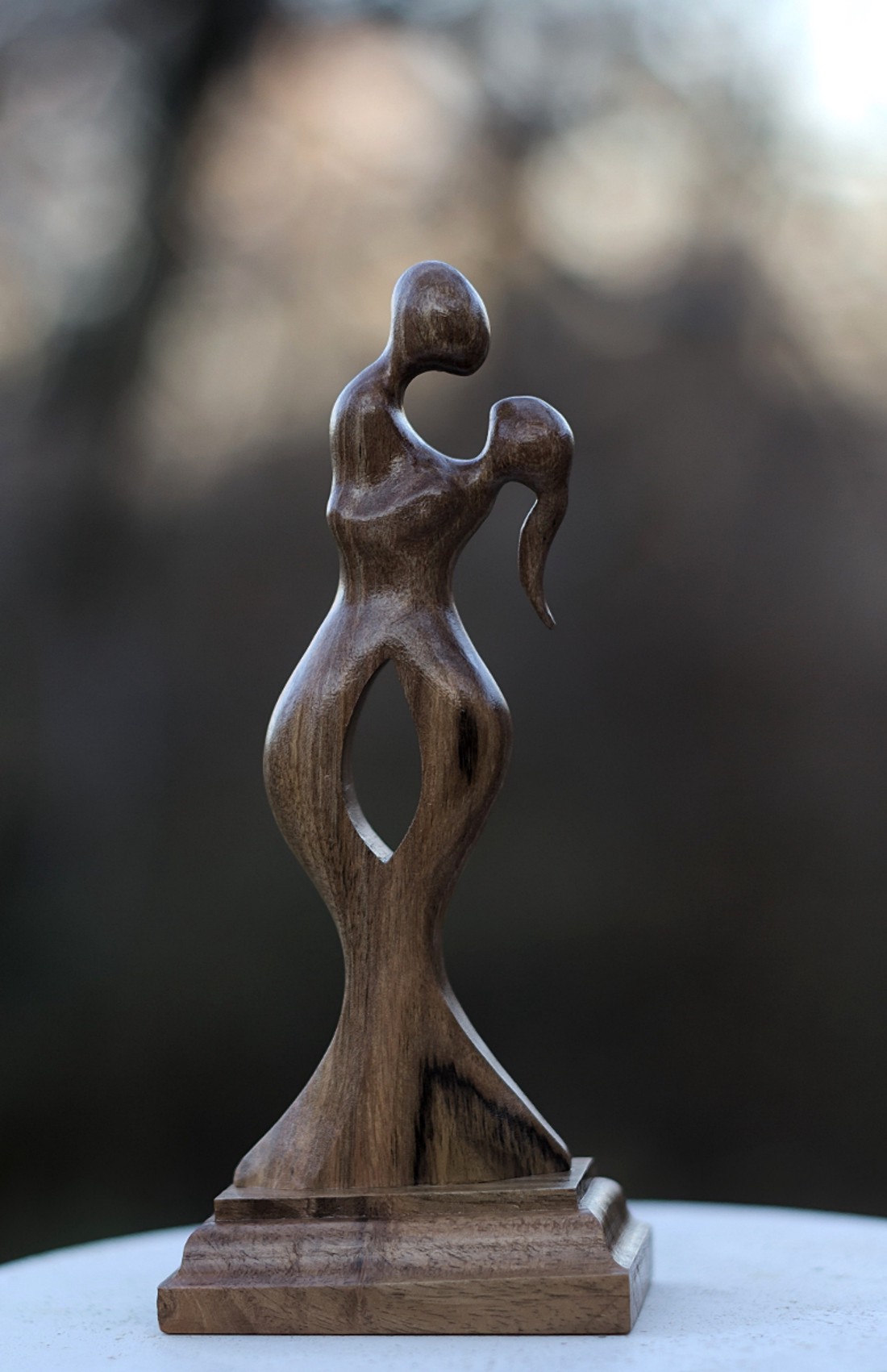 Tu și cu mine - Statuie de nuc -  - Artynos.ro
