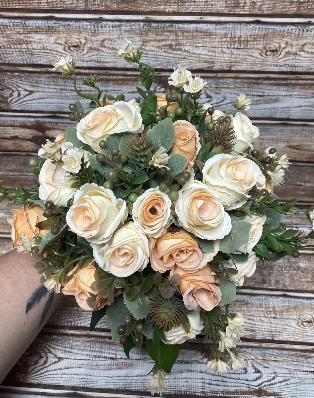 Buchet de mireasă etern cu broșă de mire - în alb-piersică sau alb-roz - accesorii nuntă - buchet mireasă - Artynos.ro Buchet de mireasă etern cu broșă de mire - în alb-piersică sau alb-roz - accesorii nuntă - buchet mireasă - Artynos.ro