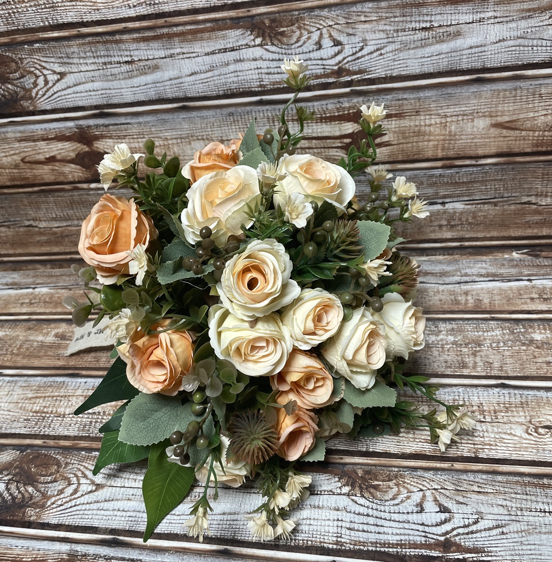 Buchet de mireasă etern cu broșă de mire - în alb-piersică sau alb-roz - accesorii nuntă - buchet mireasă - Artynos.ro Buchet de mireasă etern cu broșă de mire - în alb-piersică sau alb-roz - accesorii nuntă - buchet mireasă - Artynos.ro