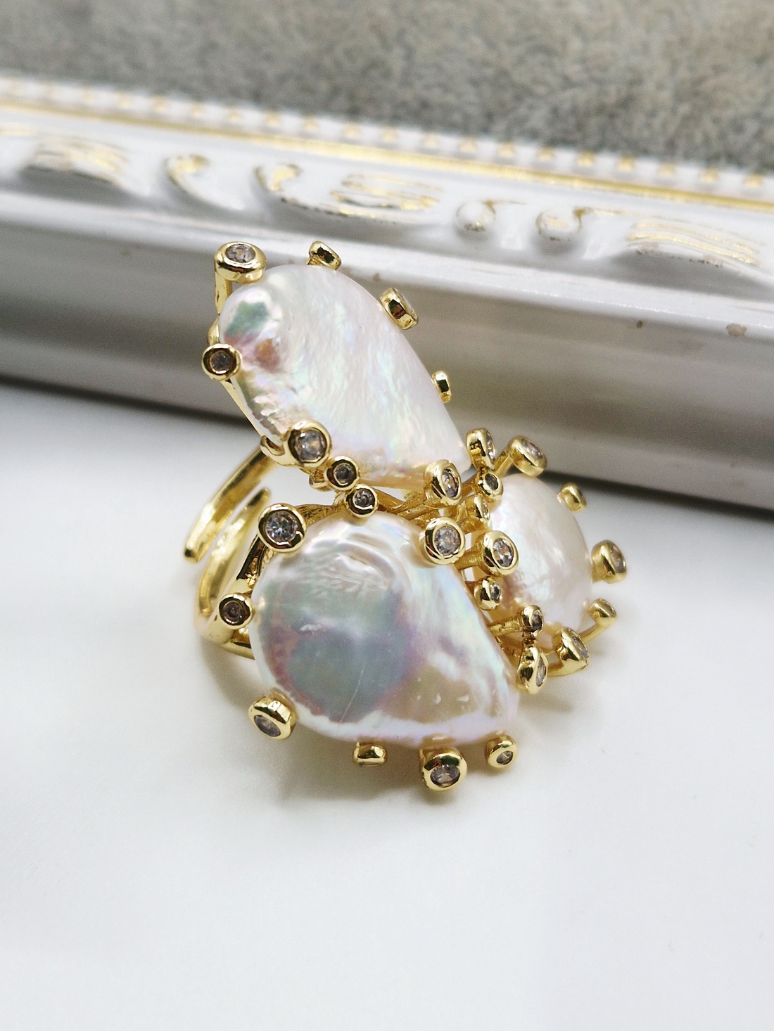 Inel auriu, reglabil, 3 perle naturale - bijuterii - inele - inele cu perle - Artynos.ro