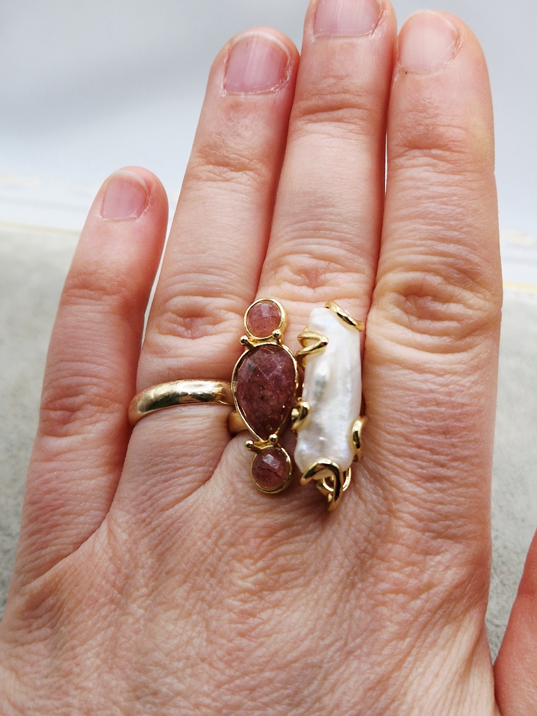 Inel auriu, reglabil, perlă naturală baroc și cuart cherry - bijuterii - inele - inele cu perle - Artynos.ro