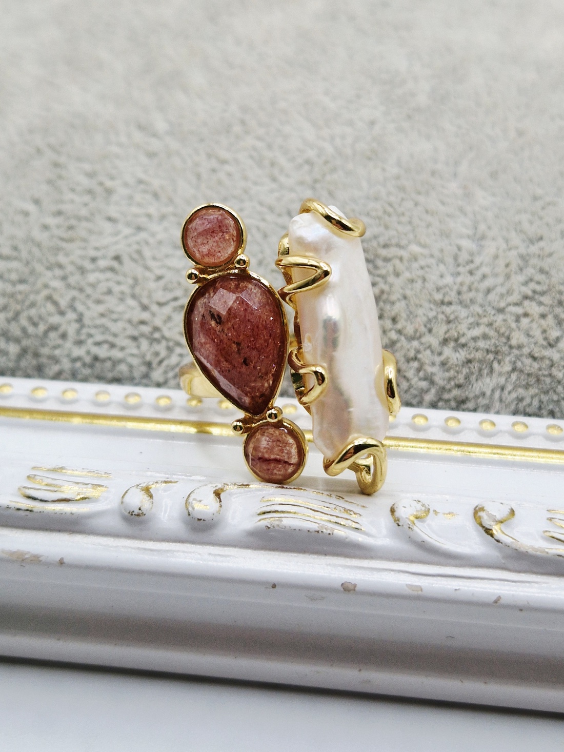 Inel auriu, reglabil, perlă naturală baroc și cuart cherry - bijuterii - inele - inele cu perle - Artynos.ro