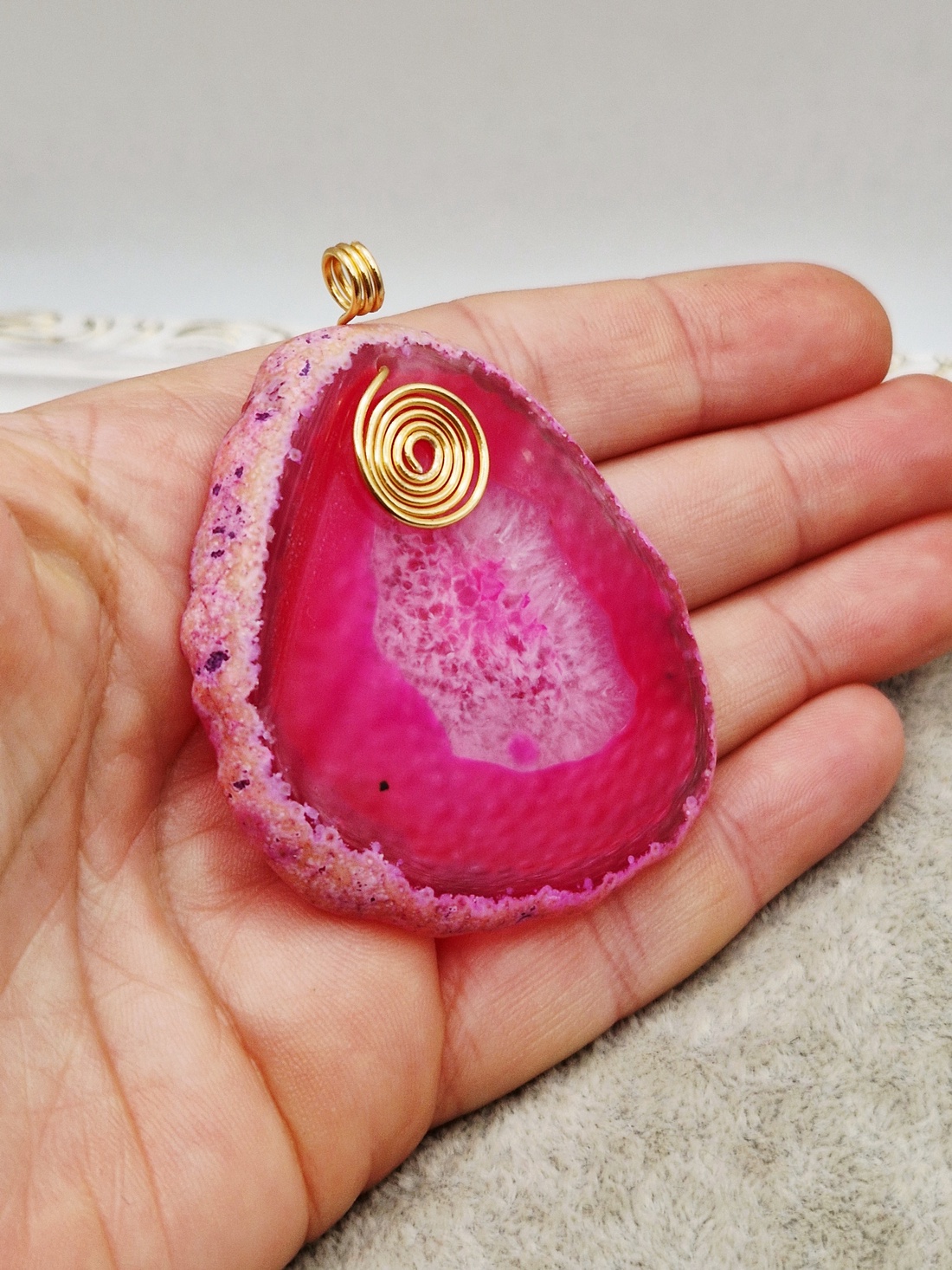 Pandantiv Agata fucsia cu anou 48x46mm - bijuterii - coliere - pandative - Artynos.ro