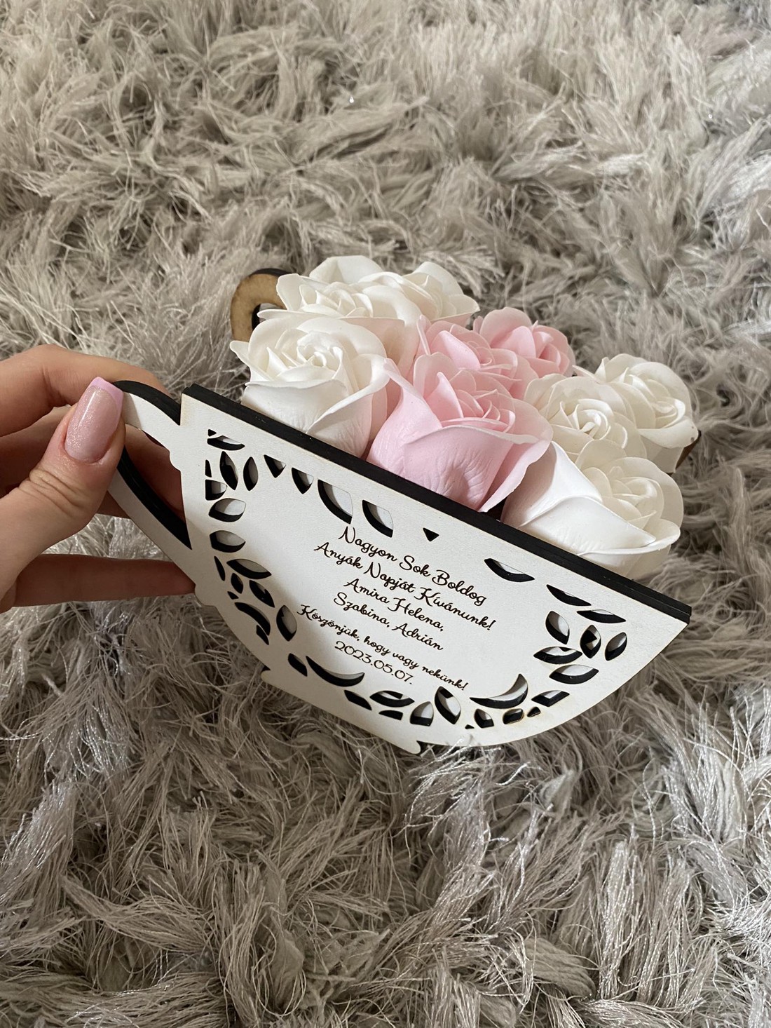Cutie de flori personalizată cu orice inscripție, floare naturală sau trandafir de săpun - - Artynos.ro Cutie de flori personalizată cu orice inscripție, floare naturală sau trandafir de săpun - - Artynos.ro