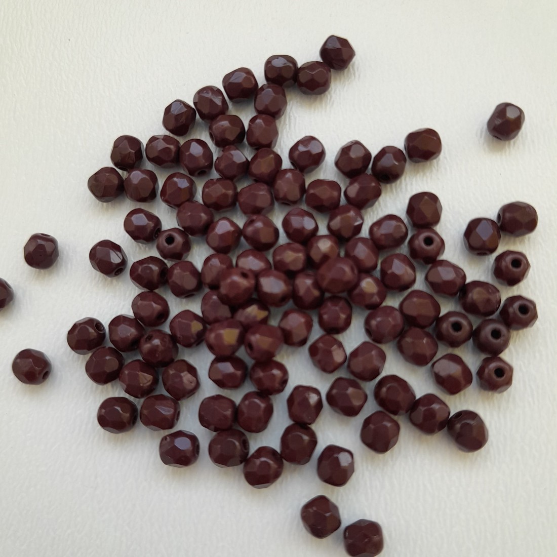 Mărgele cehe fațetate din sticlă - 4mm - 100 buc / pachet - maro închis - - Artynos.ro Mărgele cehe fațetate din sticlă - 4mm - 100 buc / pachet - maro închis - - Artynos.ro