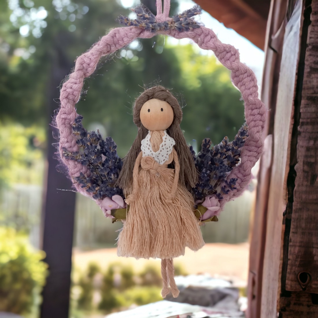 Păpușă macramé cu lavandă de vară � decorațiune de perete realizată manual pe un inel -  - Artynos.ro