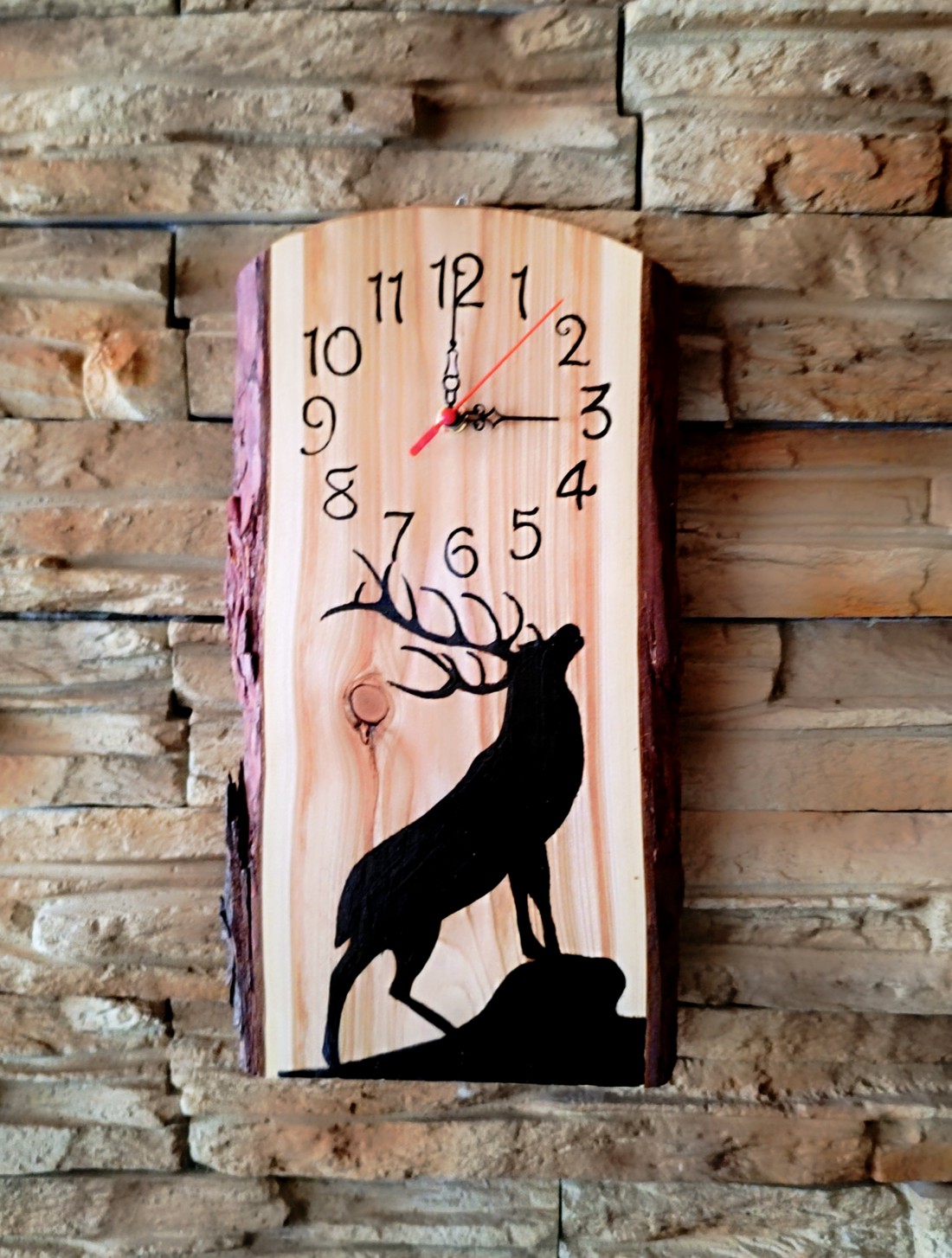 Ceas de perete din lemn cu cerb stând pe un deal  - casă & stil de viață - decorațiuni de casă - decorațiuni de pereți - ceasuri de perete - Artynos.ro