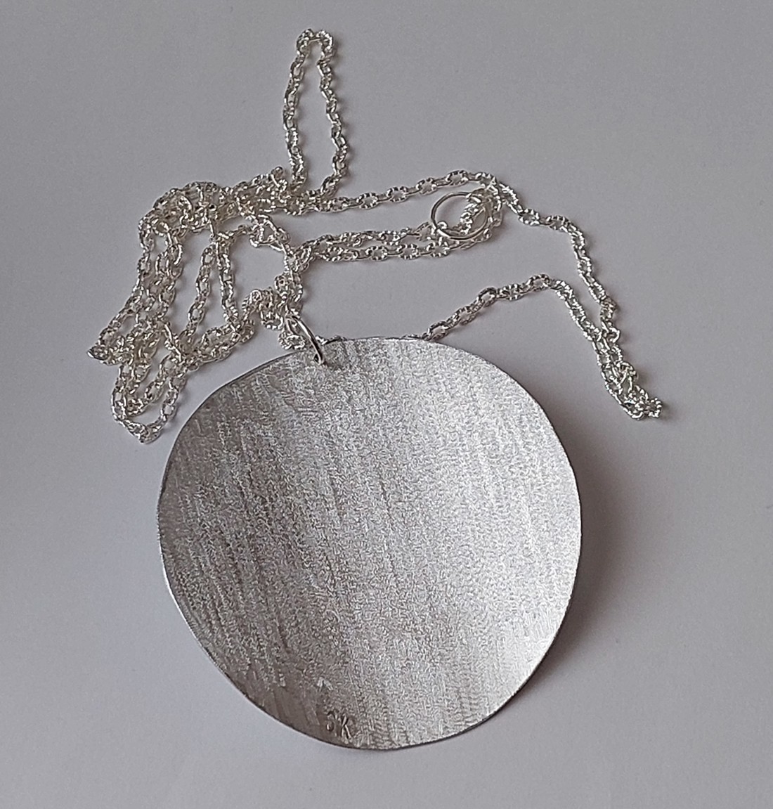 Pandantiv circular minimalist pe lanț lung -  - Artynos.ro Pandantiv circular minimalist pe lanț lung -  - Artynos.ro