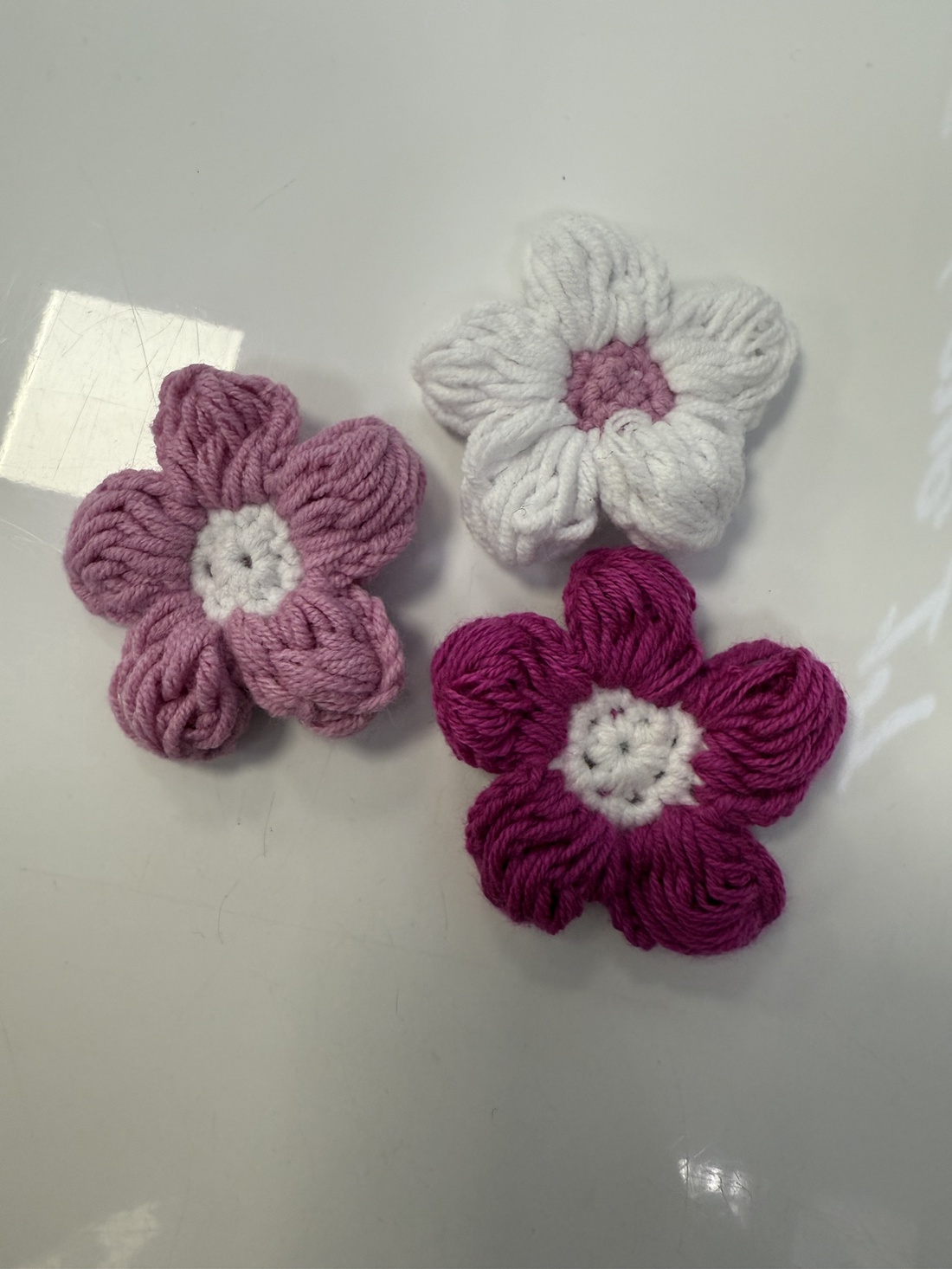 Set 3 flori accesoriu croșetate - bijuterii - broșă, insigne - agrafe haine și pantofi - Artynos.ro Set 3 flori accesoriu croșetate - bijuterii - broșă, insigne - agrafe haine și pantofi - Artynos.ro