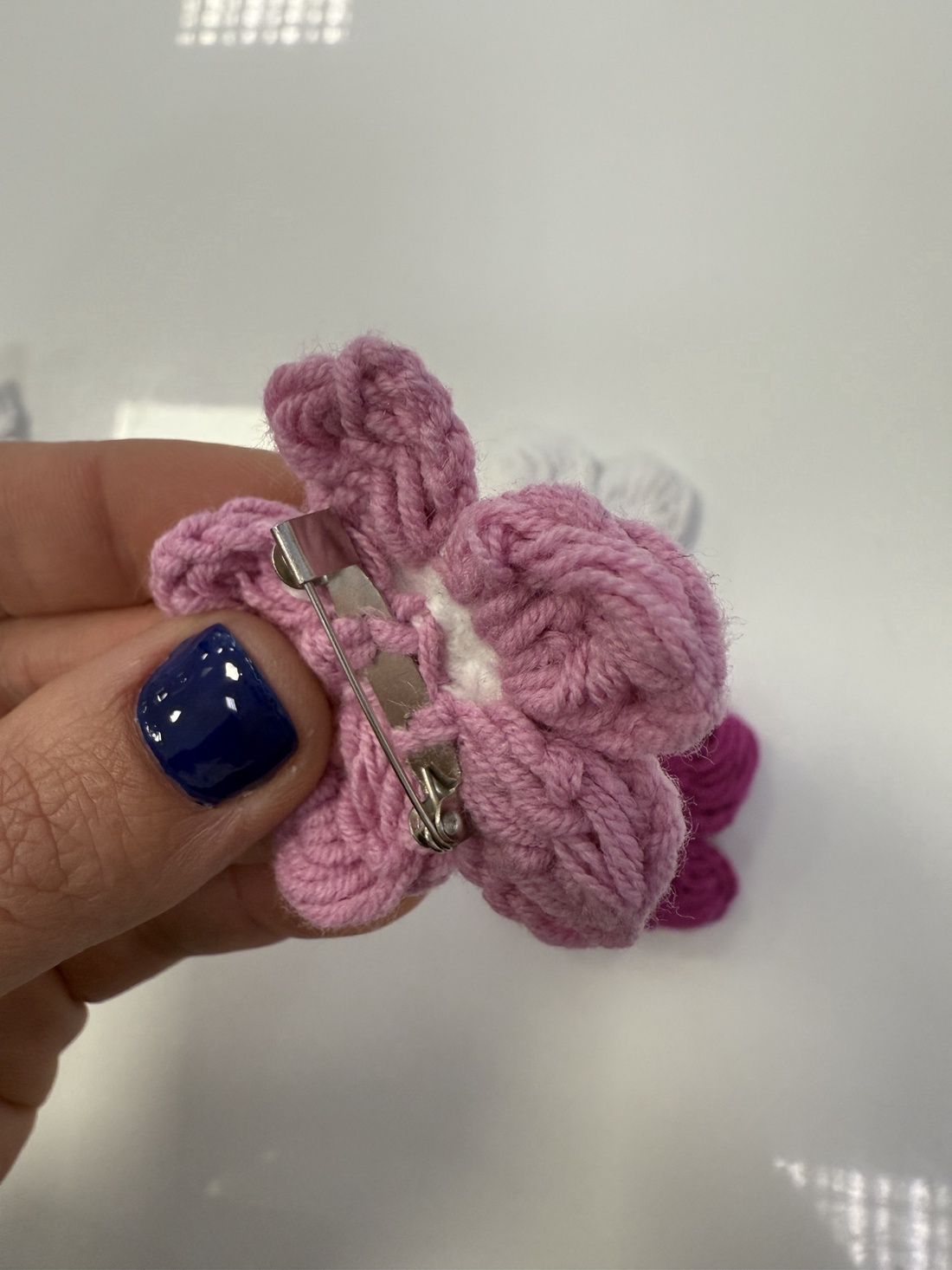 Set 3 flori accesoriu croșetate - bijuterii - broșă, insigne - agrafe haine și pantofi - Artynos.ro Set 3 flori accesoriu croșetate - bijuterii - broșă, insigne - agrafe haine și pantofi - Artynos.ro
