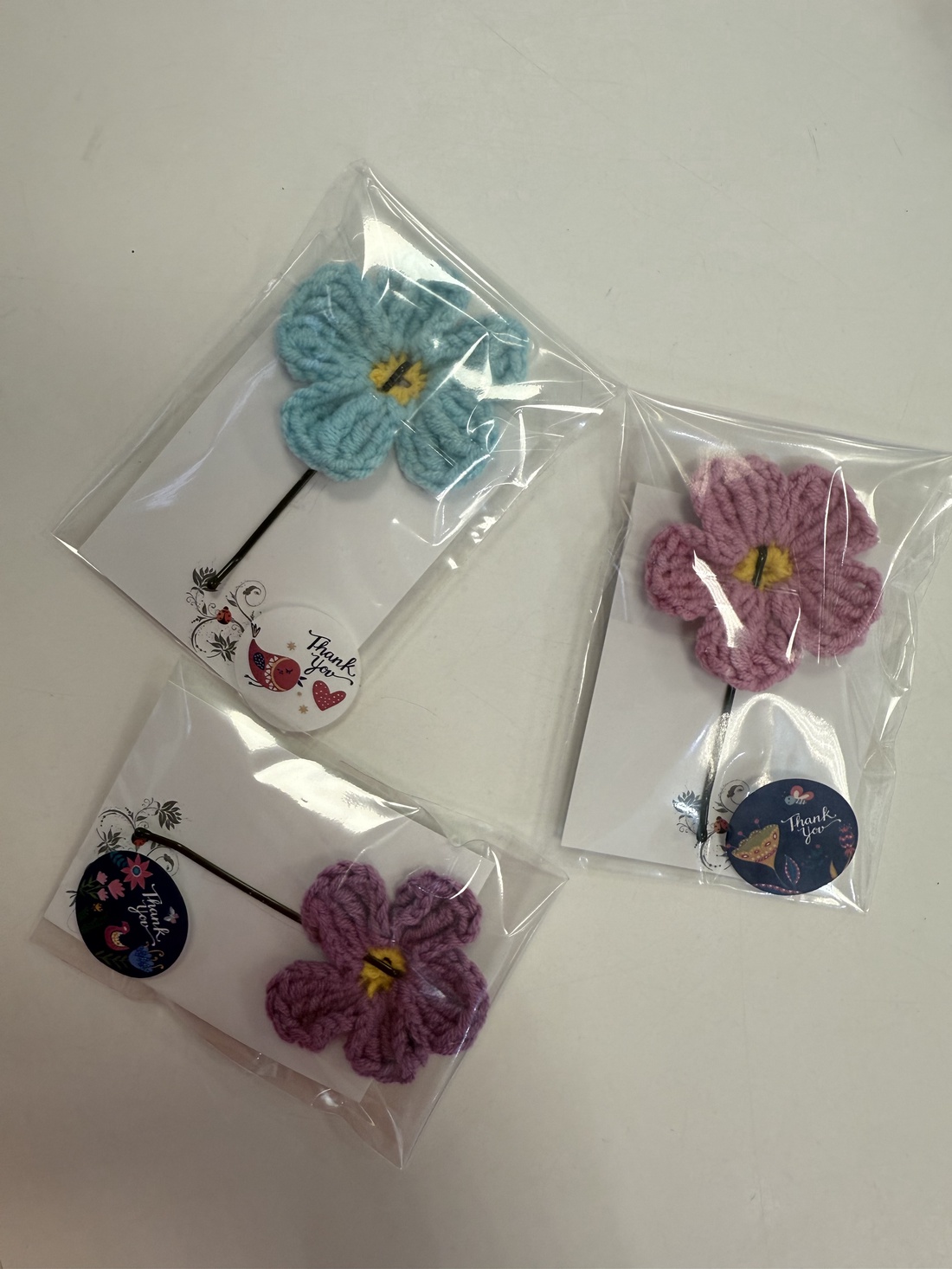 Agrafe de păr cu floricele crosetate - îmbrăcăminte și modă - accesorii păr - bandă de păr și agrafe păr - Artynos.ro Agrafe de păr cu floricele crosetate - îmbrăcăminte și modă - accesorii păr - bandă de păr și agrafe păr - Artynos.ro