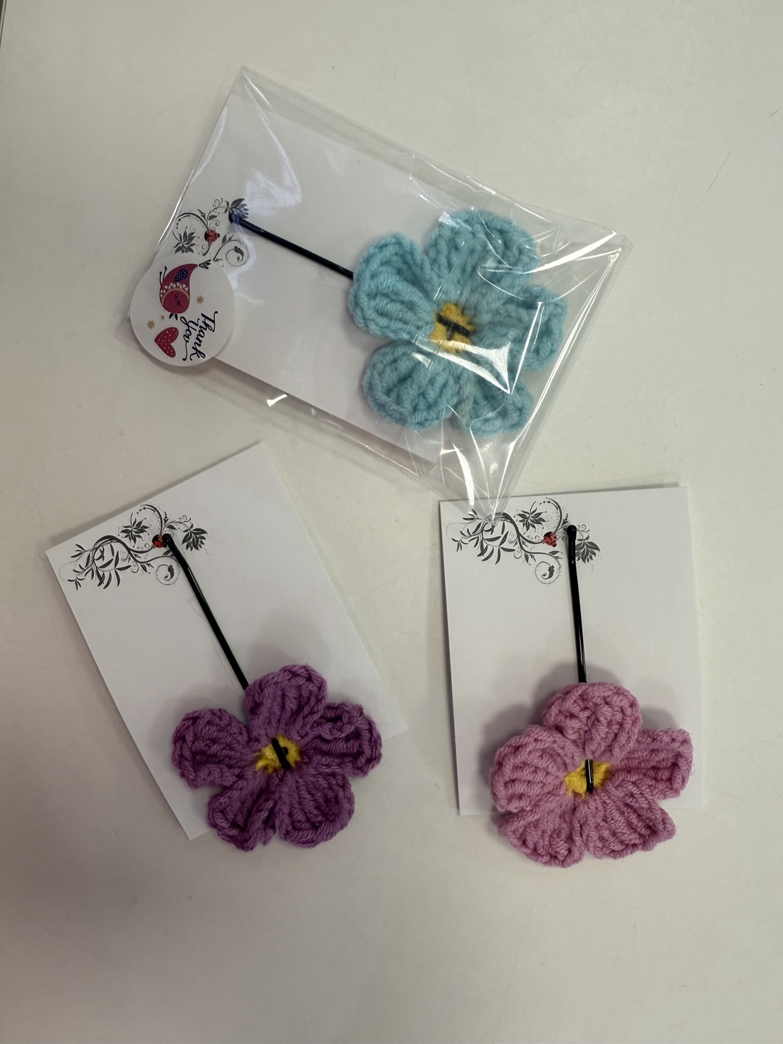 Agrafe de păr cu floricele crosetate - îmbrăcăminte și modă - accesorii păr - bandă de păr și agrafe păr - Artynos.ro Agrafe de păr cu floricele crosetate - îmbrăcăminte și modă - accesorii păr - bandă de păr și agrafe păr - Artynos.ro