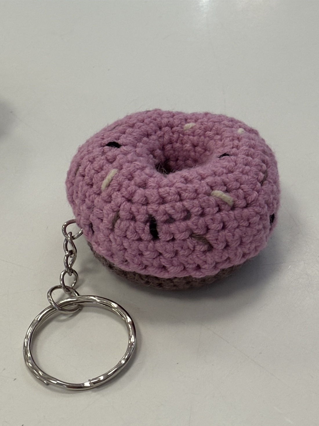 Breloc Donut crosetat manual - geantă și husă - accesorii genți - breloc - Artynos.ro Breloc Donut crosetat manual - geantă și husă - accesorii genți - breloc - Artynos.ro