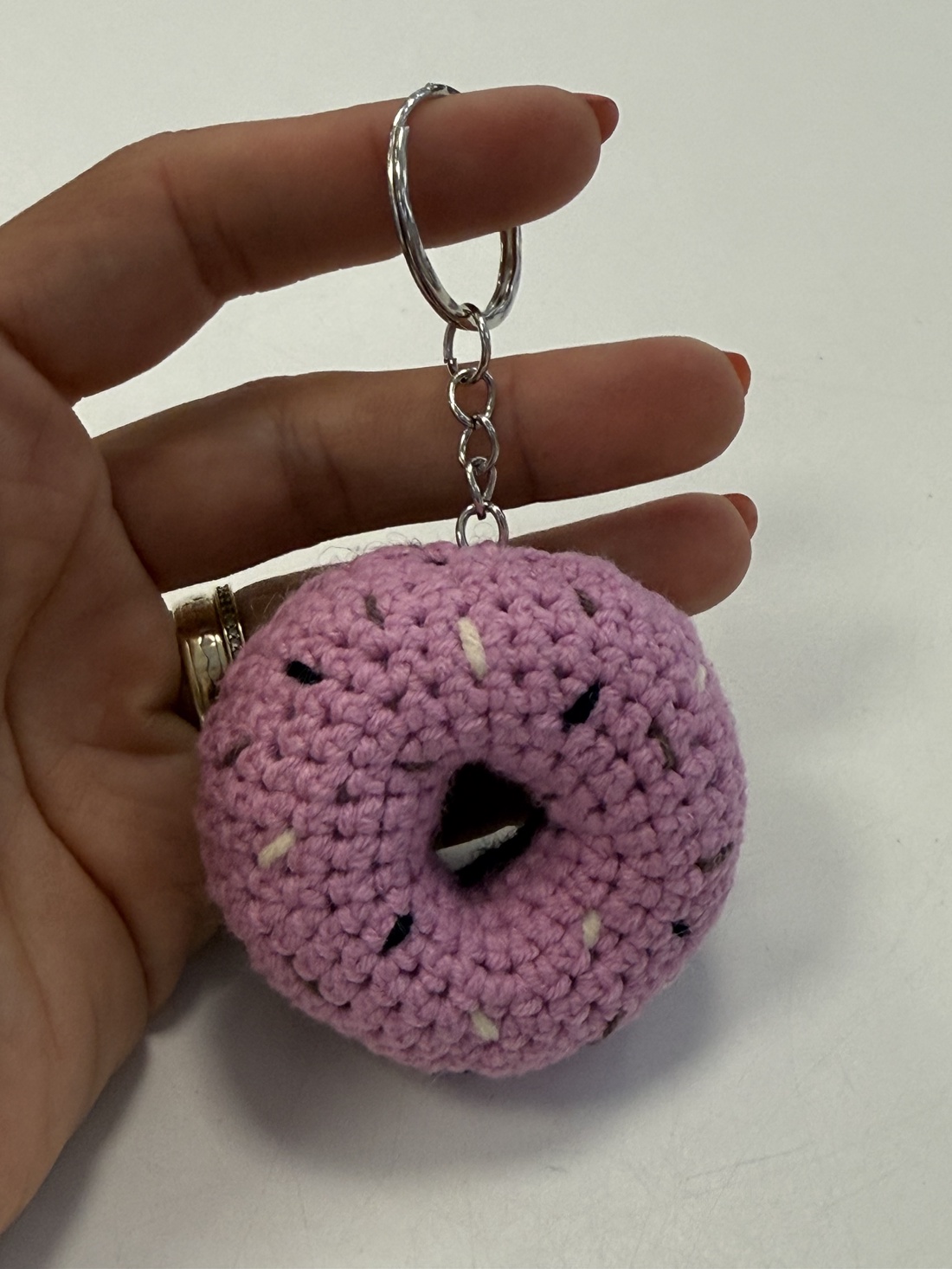Breloc Donut crosetat manual - geantă și husă - accesorii genți - breloc - Artynos.ro Breloc Donut crosetat manual - geantă și husă - accesorii genți - breloc - Artynos.ro