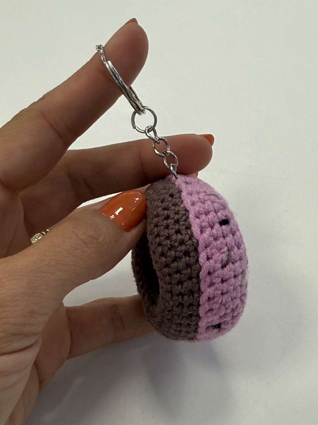 Breloc Donut crosetat manual - geantă și husă - accesorii genți - breloc - Artynos.ro Breloc Donut crosetat manual - geantă și husă - accesorii genți - breloc - Artynos.ro