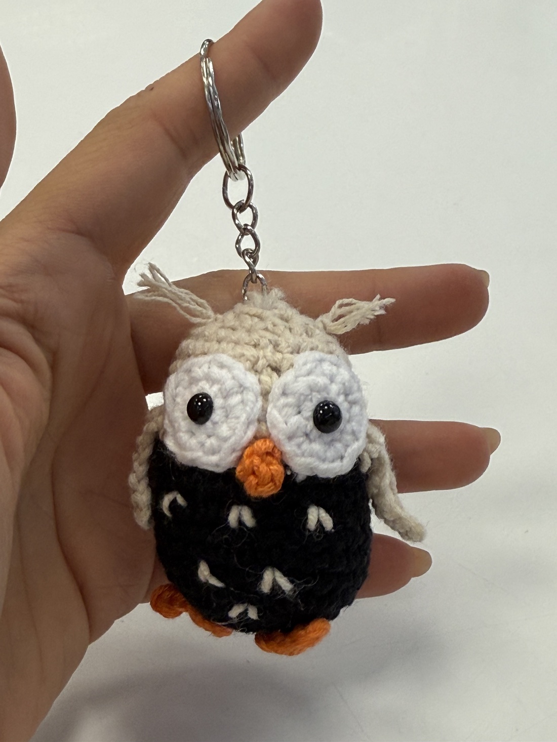 Breloc crosetat manual Bufnita - geantă și husă - accesorii genți - breloc - Artynos.ro Breloc crosetat manual Bufnita - geantă și husă - accesorii genți - breloc - Artynos.ro