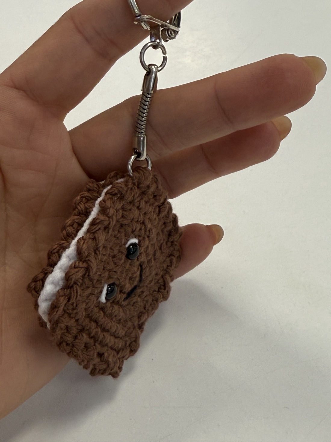 Breloc Biscuite croșetat manual - geantă și husă - accesorii genți - breloc - Artynos.ro Breloc Biscuite croșetat manual - geantă și husă - accesorii genți - breloc - Artynos.ro