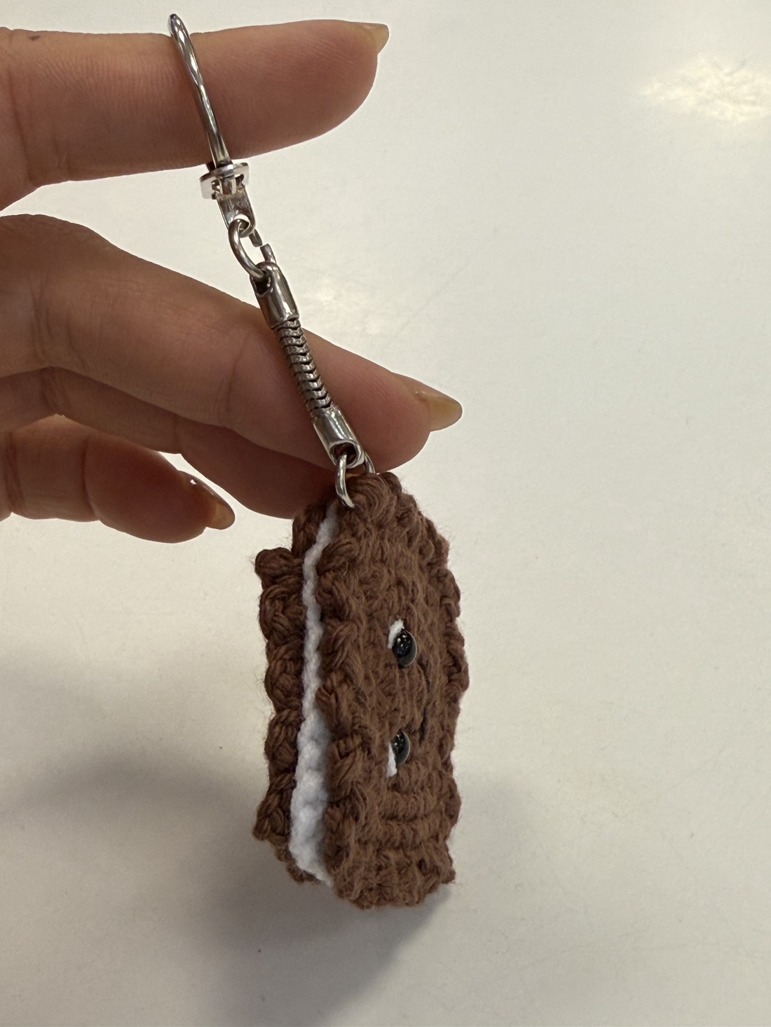 Breloc Biscuite croșetat manual - geantă și husă - accesorii genți - breloc - Artynos.ro Breloc Biscuite croșetat manual - geantă și husă - accesorii genți - breloc - Artynos.ro
