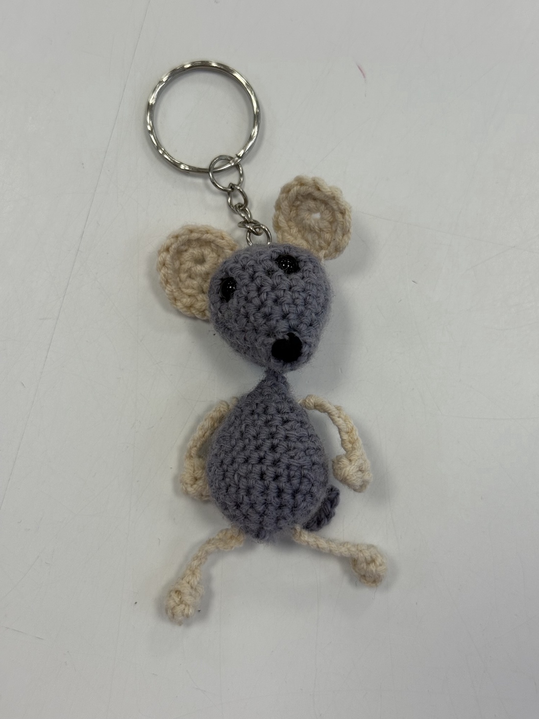 Breloc crosetat manual Soricel - geantă și husă - accesorii genți - breloc - Artynos.ro Breloc crosetat manual Soricel - geantă și husă - accesorii genți - breloc - Artynos.ro
