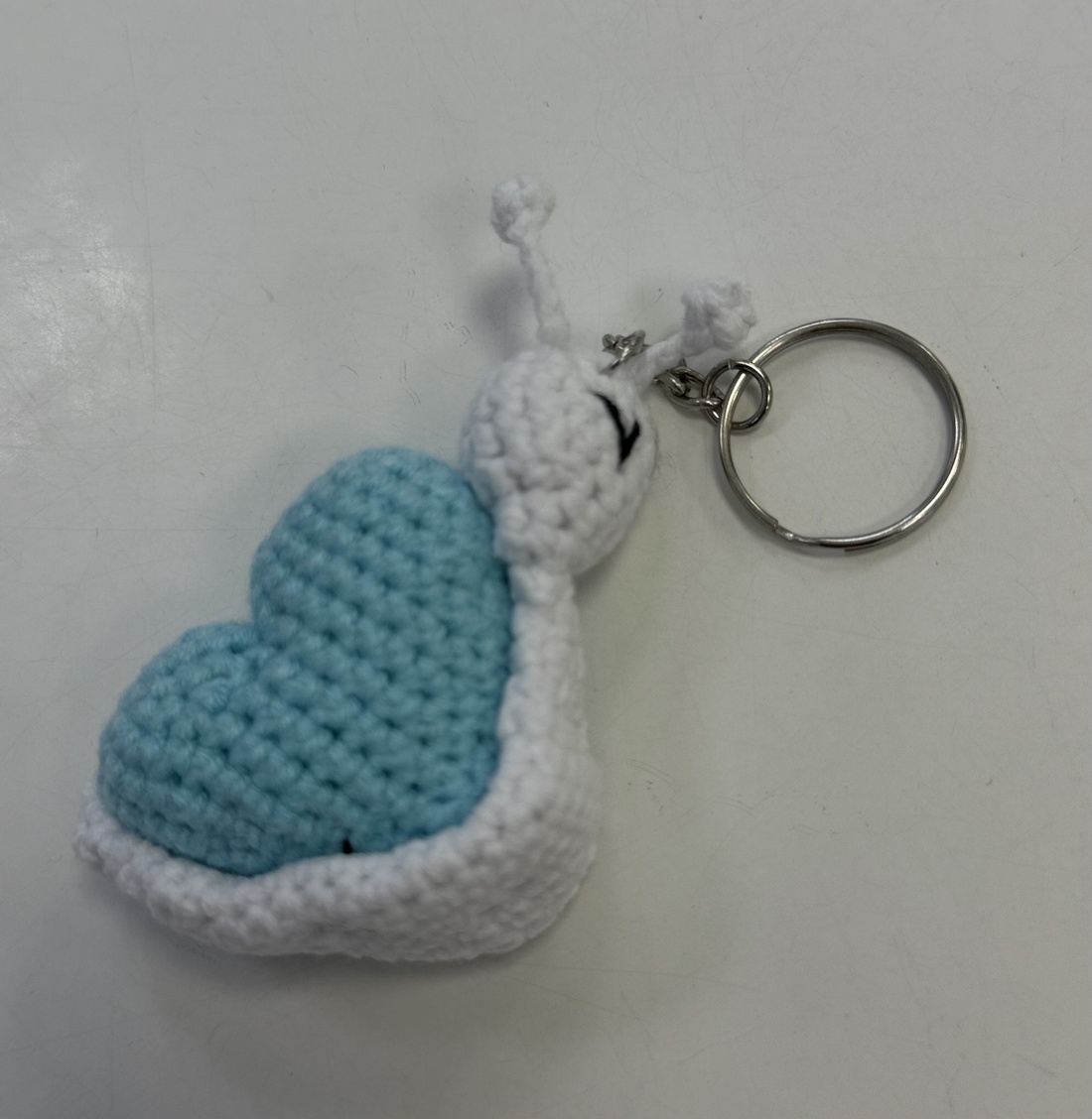 Breloc crosetat manual Melc inima - geantă și husă - accesorii genți - breloc - Artynos.ro Breloc crosetat manual Melc inima - geantă și husă - accesorii genți - breloc - Artynos.ro
