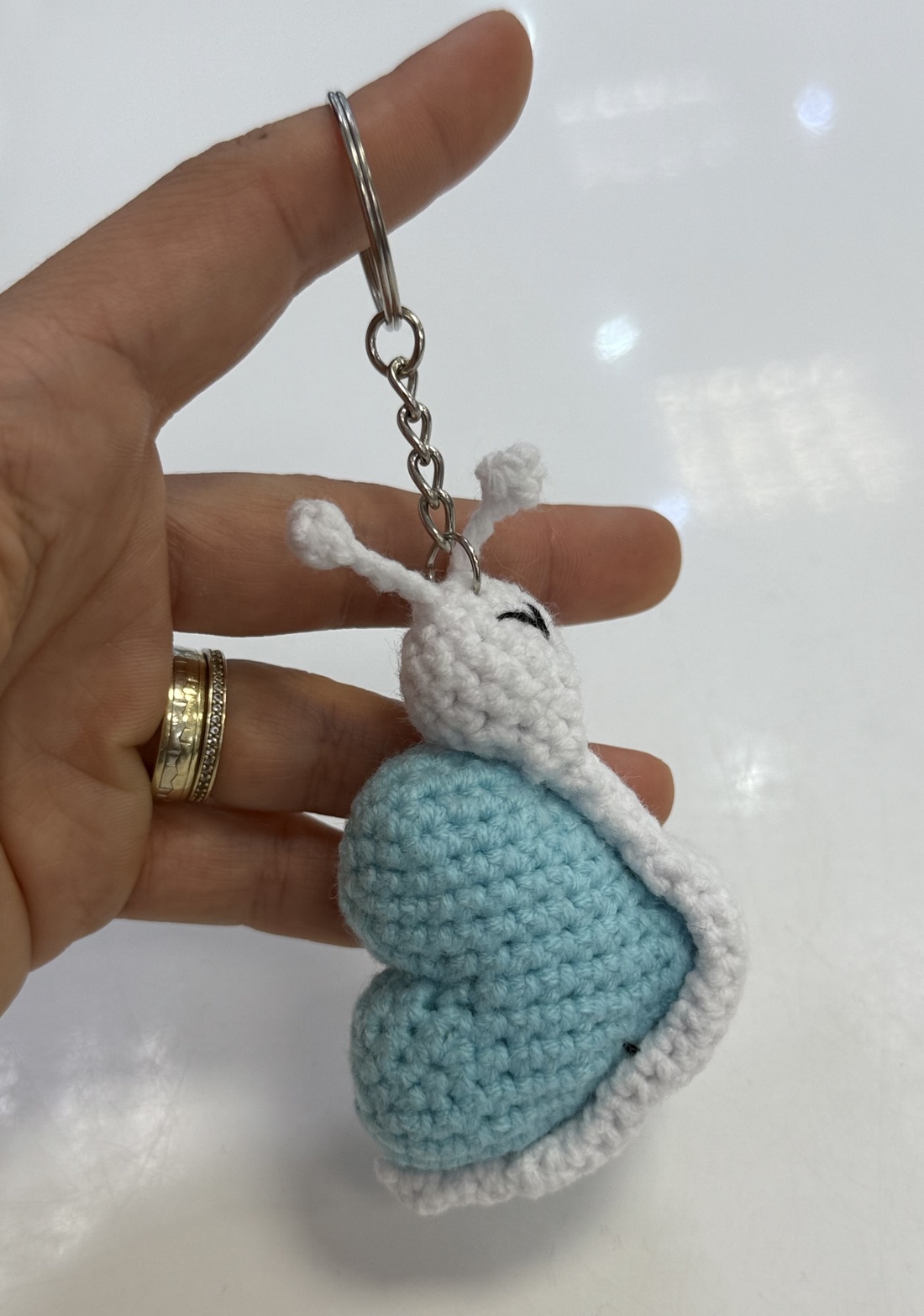 Breloc crosetat manual Melc inima - geantă și husă - accesorii genți - breloc - Artynos.ro Breloc crosetat manual Melc inima - geantă și husă - accesorii genți - breloc - Artynos.ro