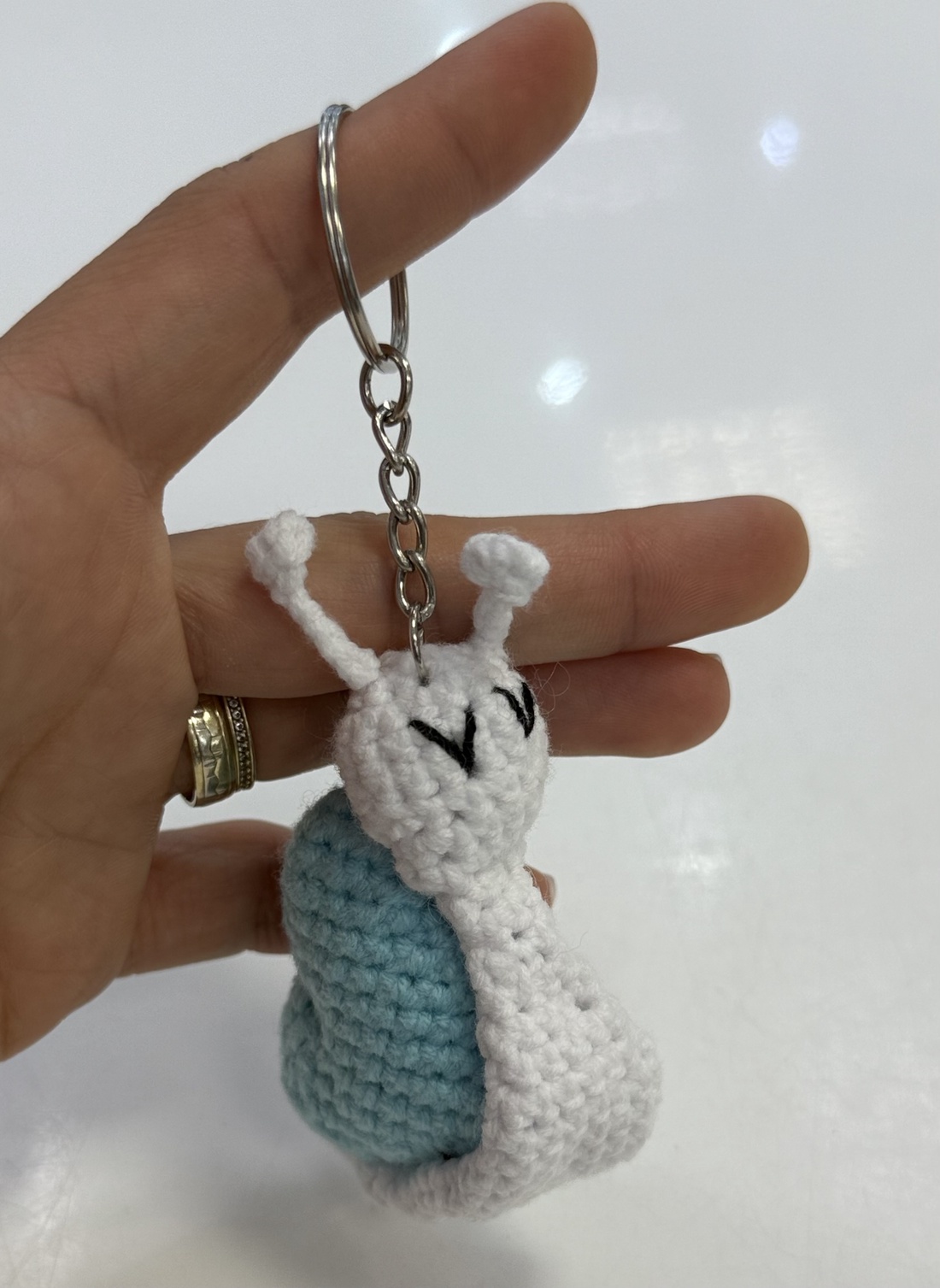 Breloc crosetat manual Melc inima - geantă și husă - accesorii genți - breloc - Artynos.ro Breloc crosetat manual Melc inima - geantă și husă - accesorii genți - breloc - Artynos.ro