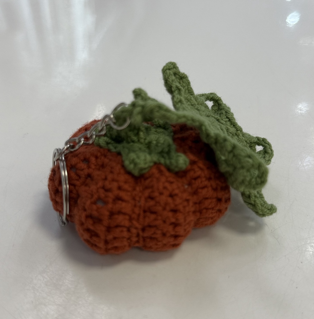 Breloc Dovleac crosetat manual - geantă și husă - accesorii genți - breloc - Artynos.ro Breloc Dovleac crosetat manual - geantă și husă - accesorii genți - breloc - Artynos.ro