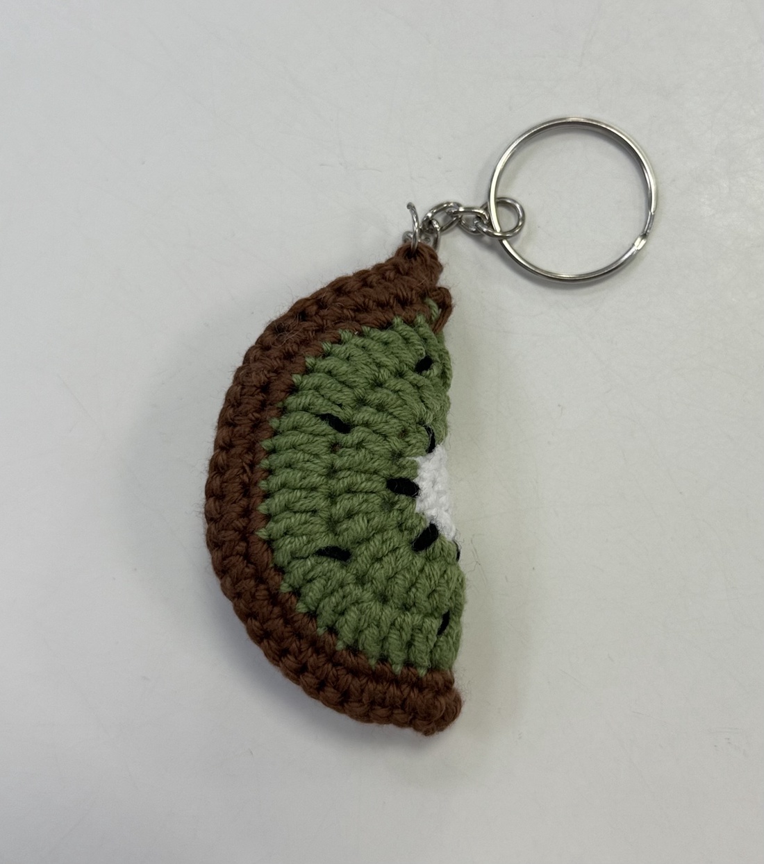 Breloc Kiwi crosetat manual - geantă și husă - accesorii genți - breloc - Artynos.ro Breloc Kiwi crosetat manual - geantă și husă - accesorii genți - breloc - Artynos.ro