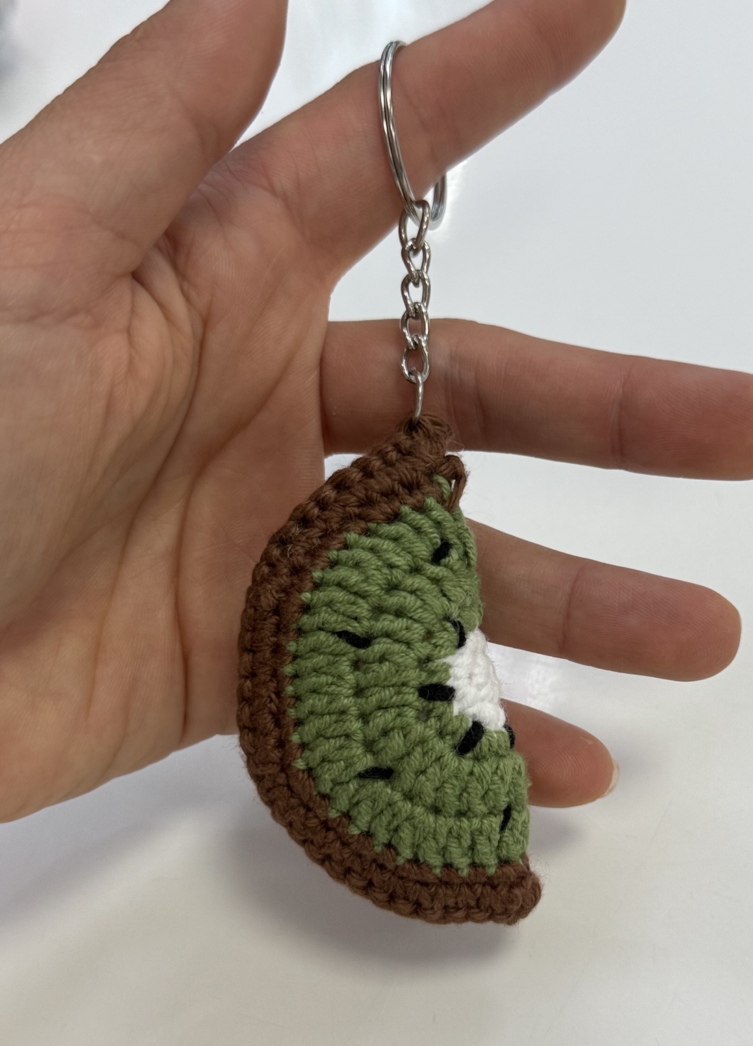 Breloc Kiwi crosetat manual - geantă și husă - accesorii genți - breloc - Artynos.ro Breloc Kiwi crosetat manual - geantă și husă - accesorii genți - breloc - Artynos.ro