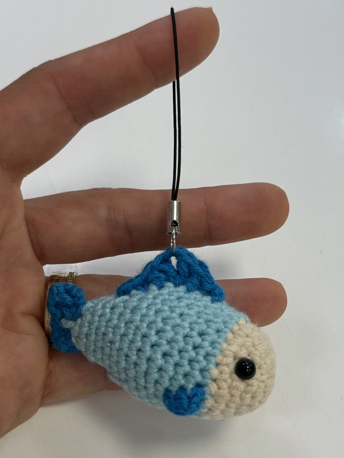 Breloc Pește crosetat manual - geantă și husă - accesorii genți - breloc - Artynos.ro Breloc Pește crosetat manual - geantă și husă - accesorii genți - breloc - Artynos.ro