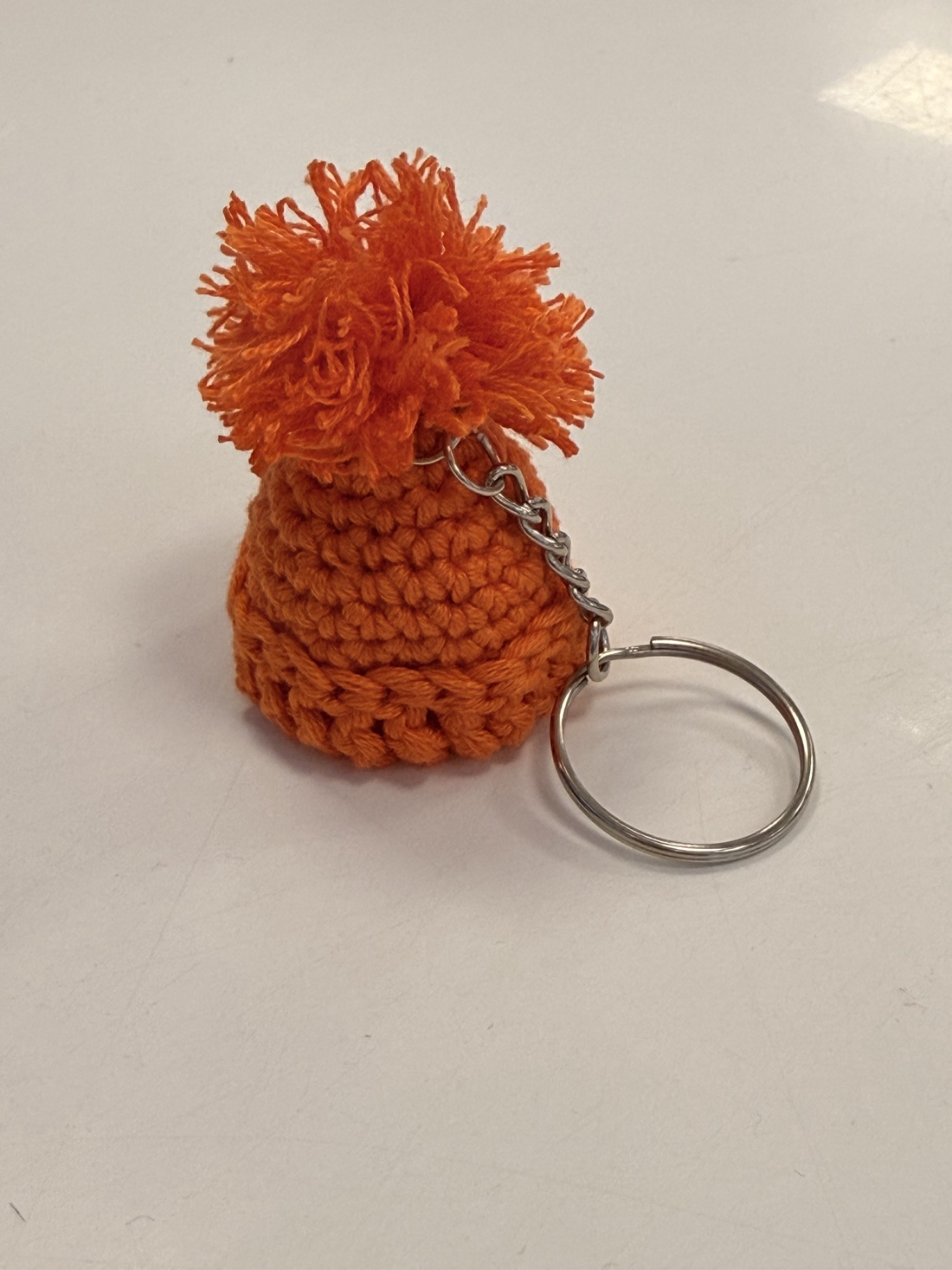 Breloc Căciuliță croșetat manual - geantă și husă - accesorii genți - breloc - Artynos.ro Breloc Căciuliță croșetat manual - geantă și husă - accesorii genți - breloc - Artynos.ro