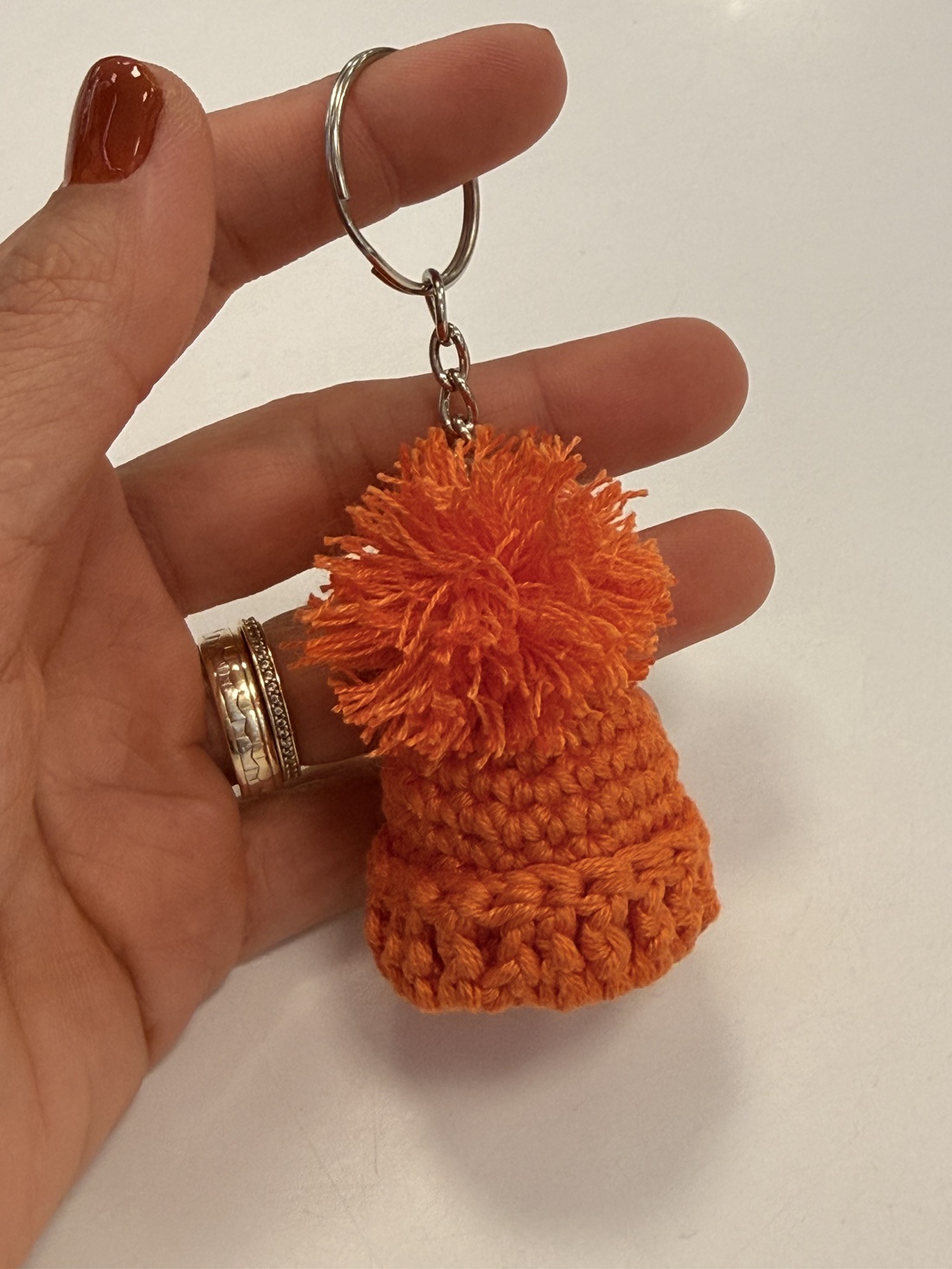 Breloc Căciuliță croșetat manual - geantă și husă - accesorii genți - breloc - Artynos.ro Breloc Căciuliță croșetat manual - geantă și husă - accesorii genți - breloc - Artynos.ro
