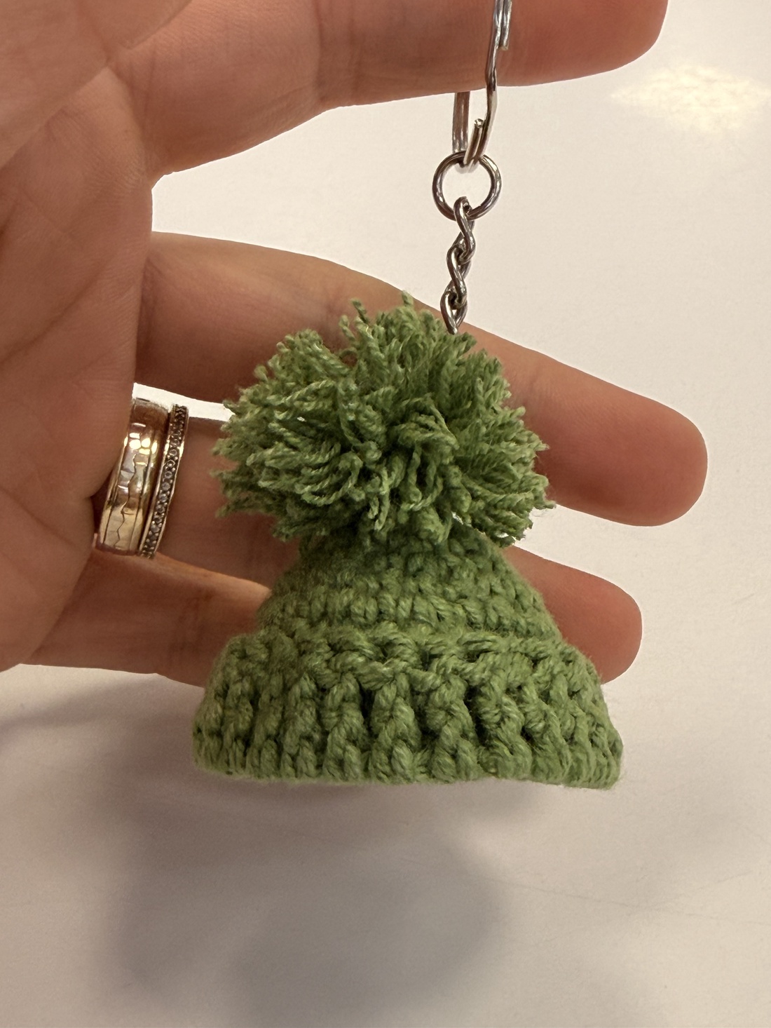 Breloc Căciuliță croșetat manual - geantă și husă - accesorii genți - breloc - Artynos.ro Breloc Căciuliță croșetat manual - geantă și husă - accesorii genți - breloc - Artynos.ro