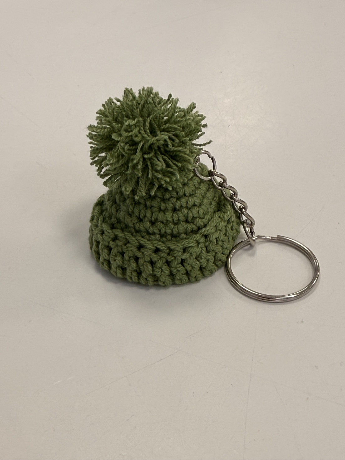 Breloc Căciuliță croșetat manual - geantă și husă - accesorii genți - breloc - Artynos.ro Breloc Căciuliță croșetat manual - geantă și husă - accesorii genți - breloc - Artynos.ro