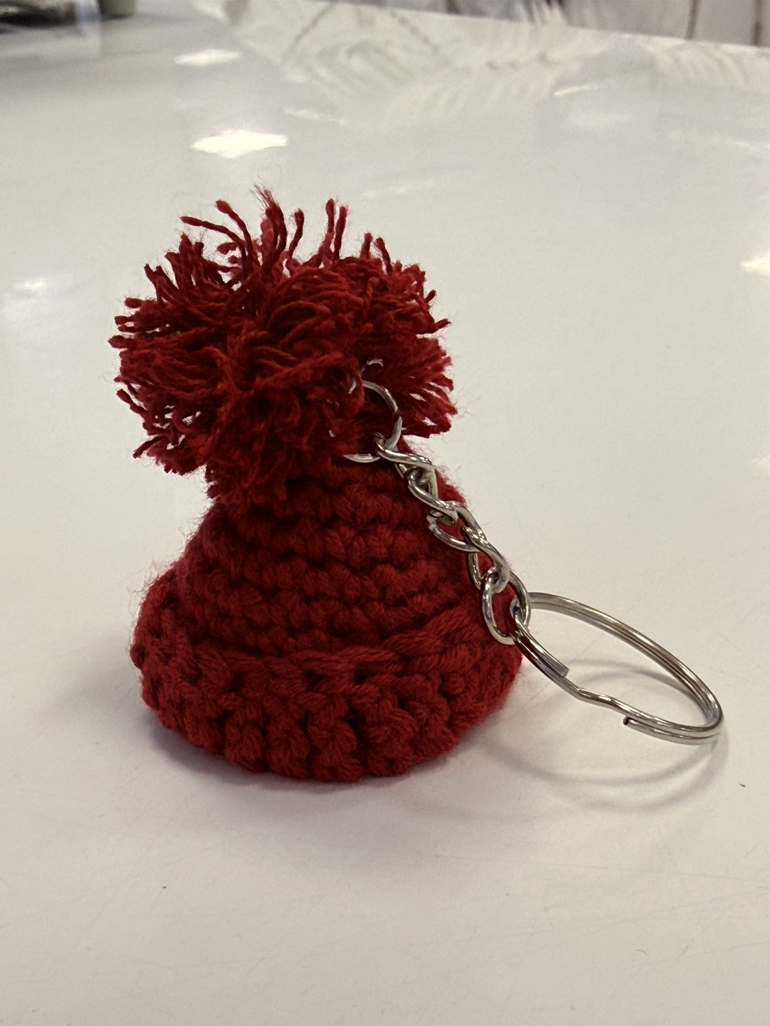 Breloc Căciuliță croșetat manual - geantă și husă - accesorii genți - breloc - Artynos.ro Breloc Căciuliță croșetat manual - geantă și husă - accesorii genți - breloc - Artynos.ro