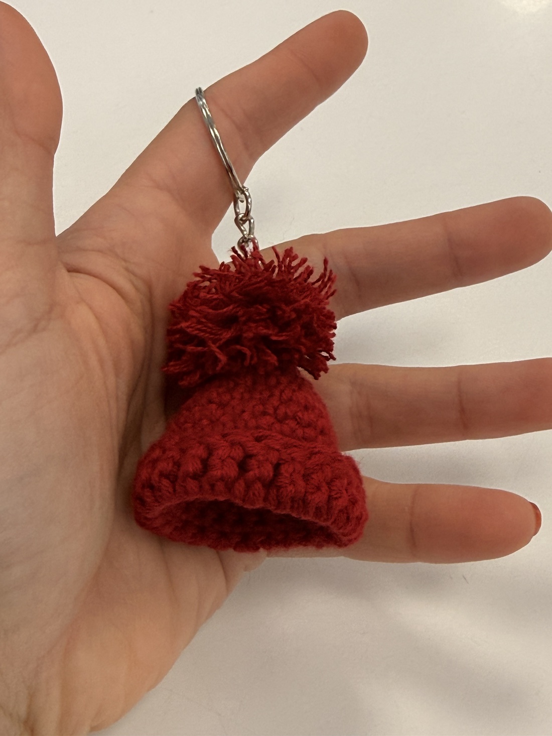 Breloc Căciuliță croșetat manual - geantă și husă - accesorii genți - breloc - Artynos.ro Breloc Căciuliță croșetat manual - geantă și husă - accesorii genți - breloc - Artynos.ro
