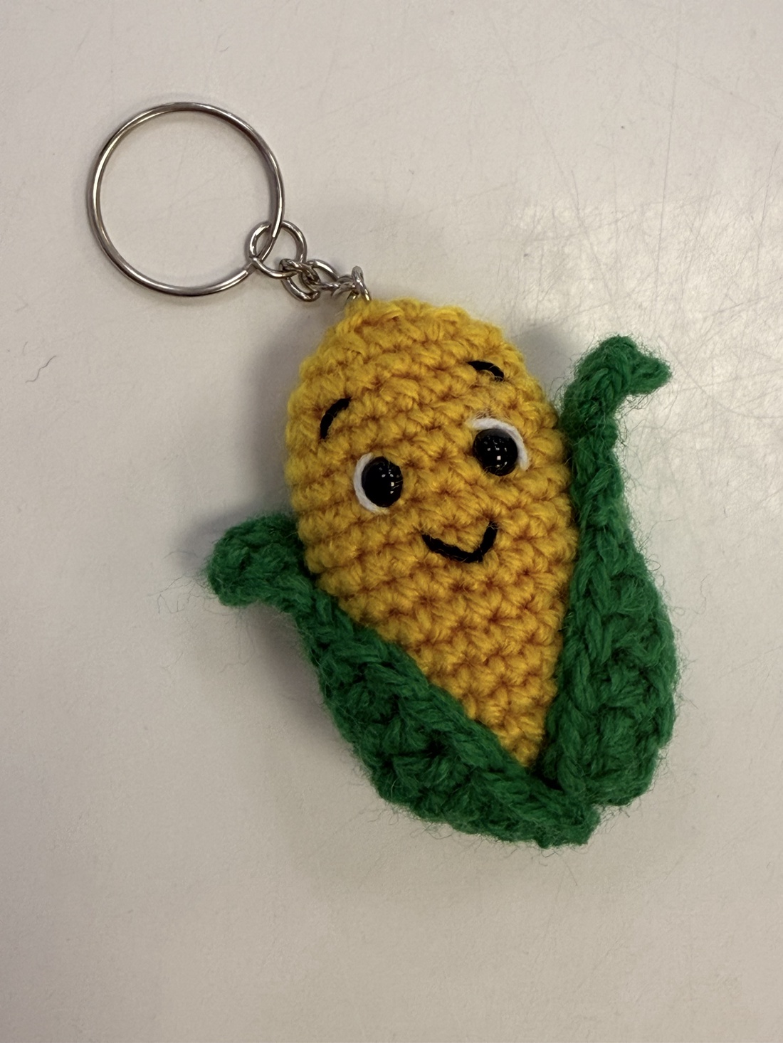 Breloc crosetat manual Porumb - geantă și husă - accesorii genți - breloc - Artynos.ro Breloc crosetat manual Porumb - geantă și husă - accesorii genți - breloc - Artynos.ro
