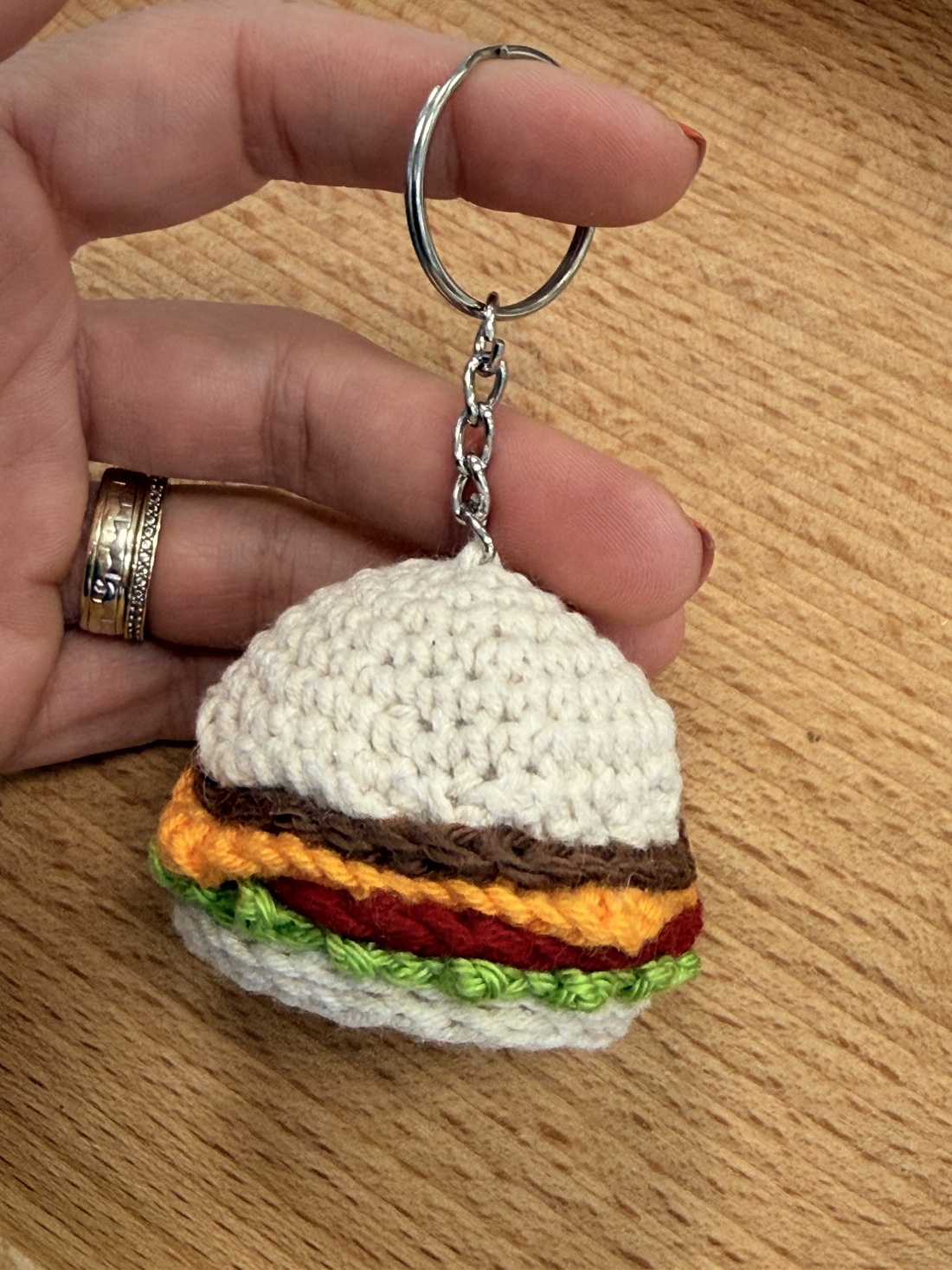 Breloc crosetat manual Burger - genți și portofele - accesorii genți - breloc - Artynos.ro