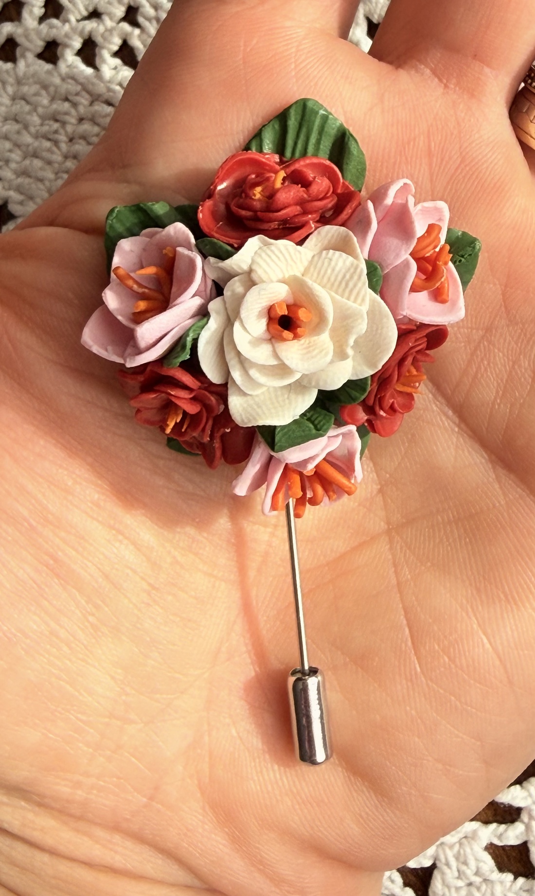 Broșă cu flori lucrată manual - bijuterii - broșe - Artynos.ro