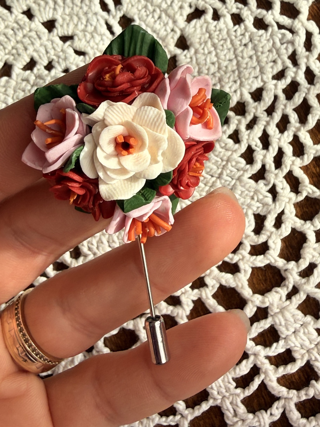 Broșă cu flori lucrată manual - bijuterii - broșe - Artynos.ro