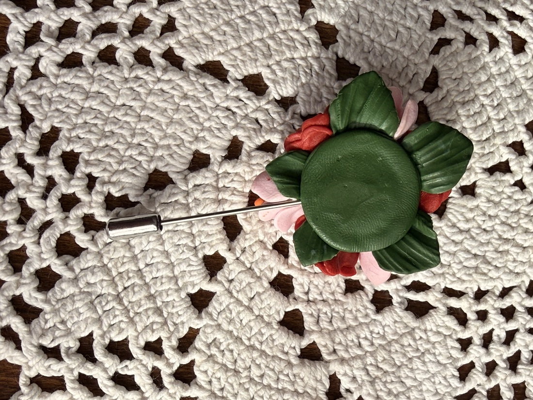 Broșă cu flori lucrată manual - bijuterii - broșe - Artynos.ro