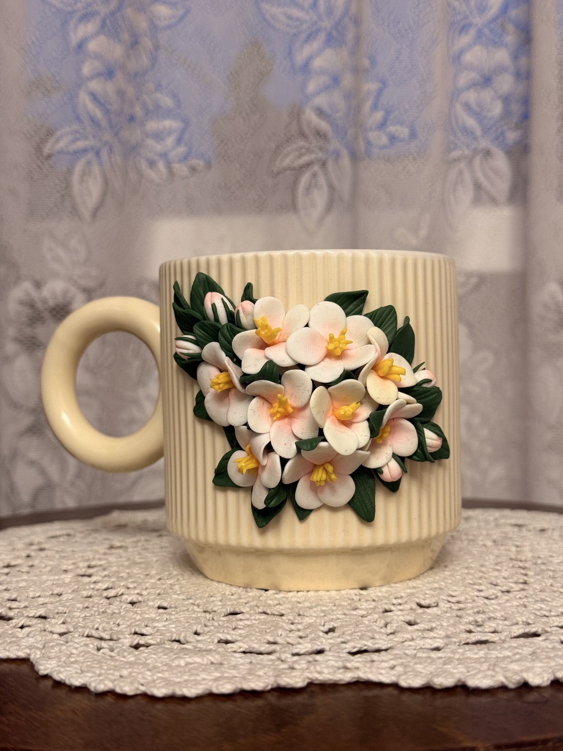 Cana cu decor lucrat manual �Flori - casă & stil de viață - echipamente de bucătărie - accesorii de servire - căni - Artynos.ro