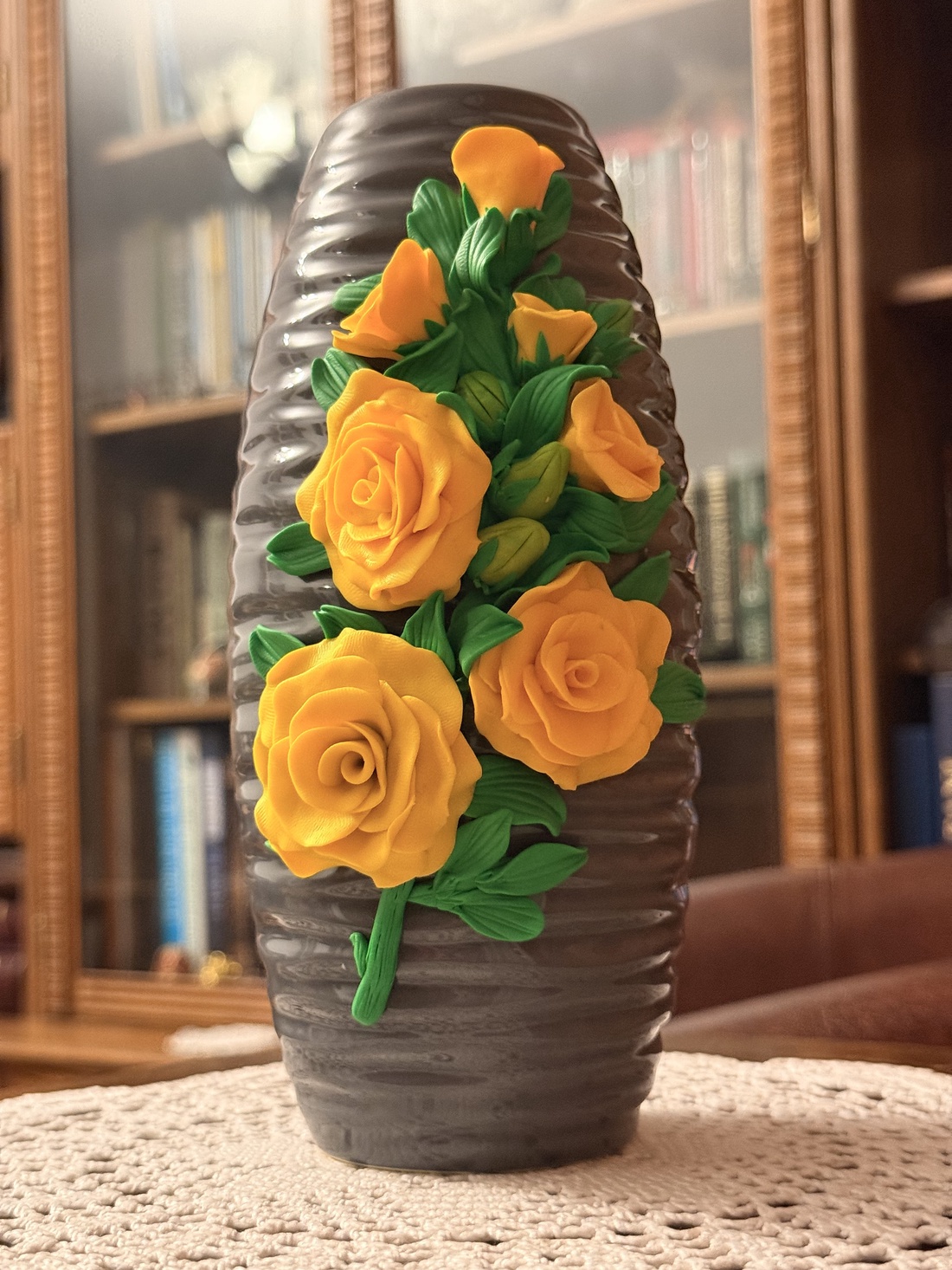 Vază cu decor lucrat manual �Buchet trandafiri - casă & stil de viață - echipamente de bucătărie - accesorii de servire - căni - Artynos.ro