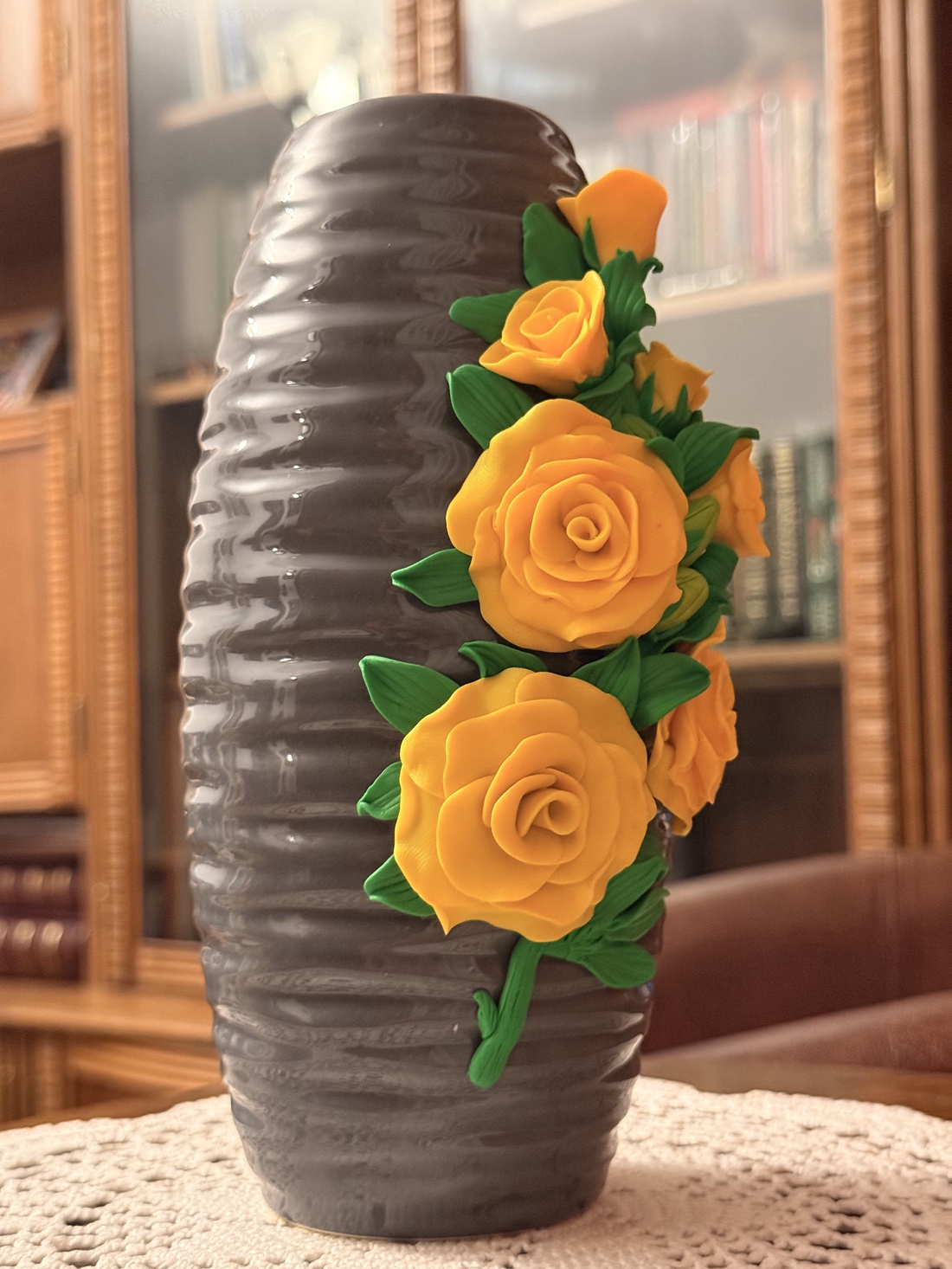 Vază cu decor lucrat manual �Buchet trandafiri - casă & stil de viață - echipamente de bucătărie - accesorii de servire - căni - Artynos.ro